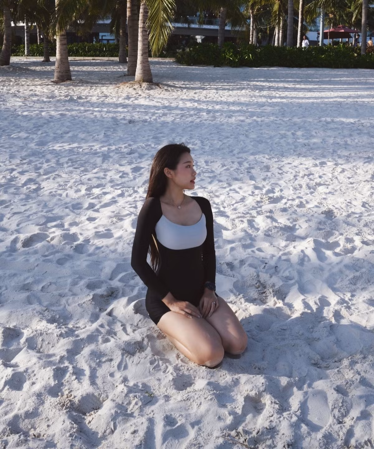 Trong loạt ảnh, Doãn Hải My diện một bộ đồ bơi liền thân màu đen với phần ngực màu trắng. (Ảnh: FBNV)