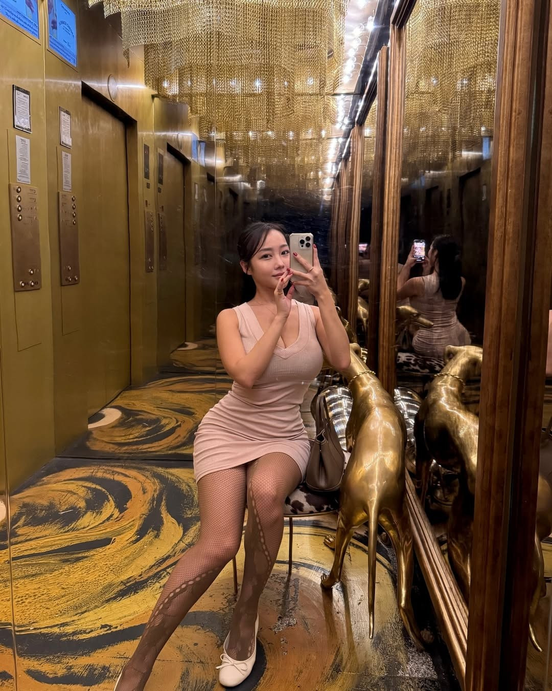 Lee Yumin sở hữu gương mặt thanh tú, làn da trắng sứ đúng chuẩn Hàn Quốc, nhưng điểm khiến cô nàng “viral” mạnh mẽ lại chính là vóc dáng cực kỳ nóng bỏng – đặc biệt là vòng 1 căng tròn, săn chắc và gợi cảm tự nhiên.