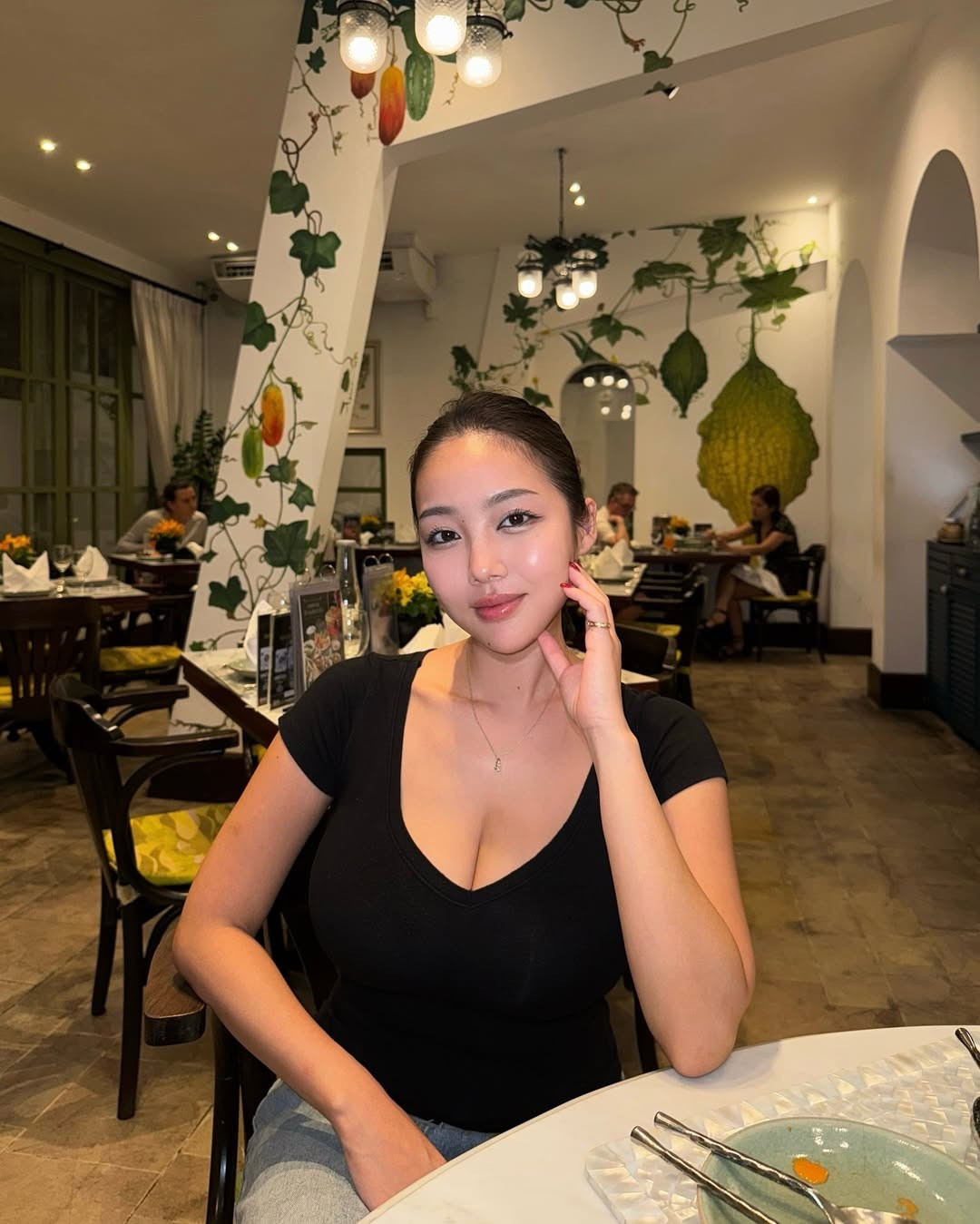 Cô nàng cũng không ngần ngại chia sẻ những bức ảnh bikini gợi cảm trên trang cá nhân, thu hút hàng trăm nghìn lượt yêu thích và bình luận.