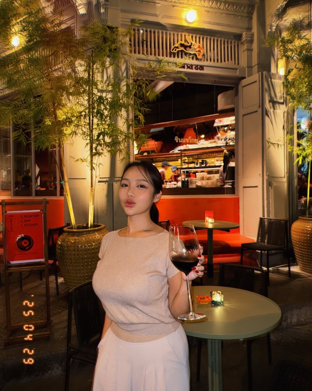 Không ít lần, cô phải đối diện với những bình luận trái chiều cho rằng vẻ đẹp của mình “không thể tự nhiên được”. Tuy nhiên, thay vì đáp trả, Lee Yumin vẫn giữ phong thái điềm tĩnh và tiếp tục chia sẻ những khoảnh khắc đời thường rạng rỡ, làm việc, du lịch hay thư giãn với phong cách sống healthy, active.