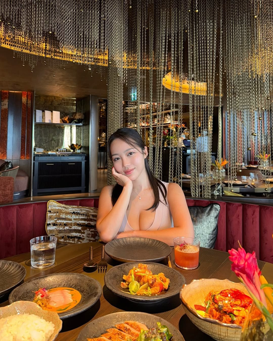 Thậm chí có một thời điểm, mỗi bài đăng của cô nàng đều nhận về những bình luận nghi ngờ về tính "chân thực" của hình thể.