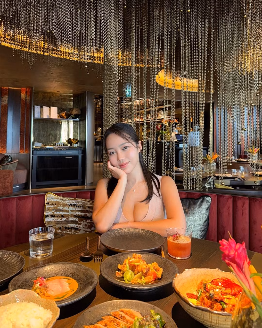 Thậm chí có một thời điểm, mỗi bài đăng của cô nàng đều nhận về những bình luận nghi ngờ về tính "chân thực" của hình thể.