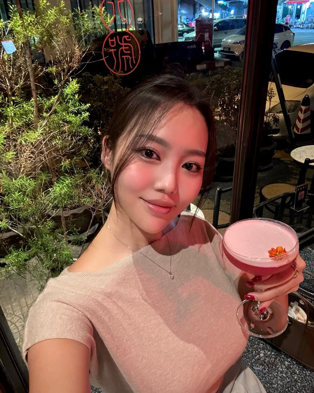 Bên cạnh nhan sắc và vóc dáng, gu thời trang của cô nàng cũng là điểm cộng lớn. Lee Yumin thường chọn những outfit tôn dáng như áo hai dây, corset, đầm cúp ngực hoặc croptop bó sát – vừa khoe khéo vòng 1, vừa thể hiện thần thái tự tin, hiện đại.