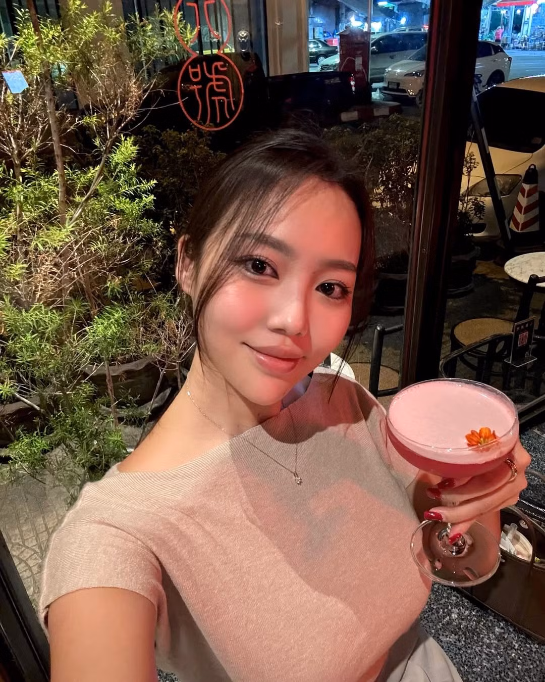 Bên cạnh nhan sắc và vóc dáng, gu thời trang của cô nàng cũng là điểm cộng lớn. Lee Yumin thường chọn những outfit tôn dáng như áo hai dây, corset, đầm cúp ngực hoặc croptop bó sát – vừa khoe khéo vòng 1, vừa thể hiện thần thái tự tin, hiện đại.