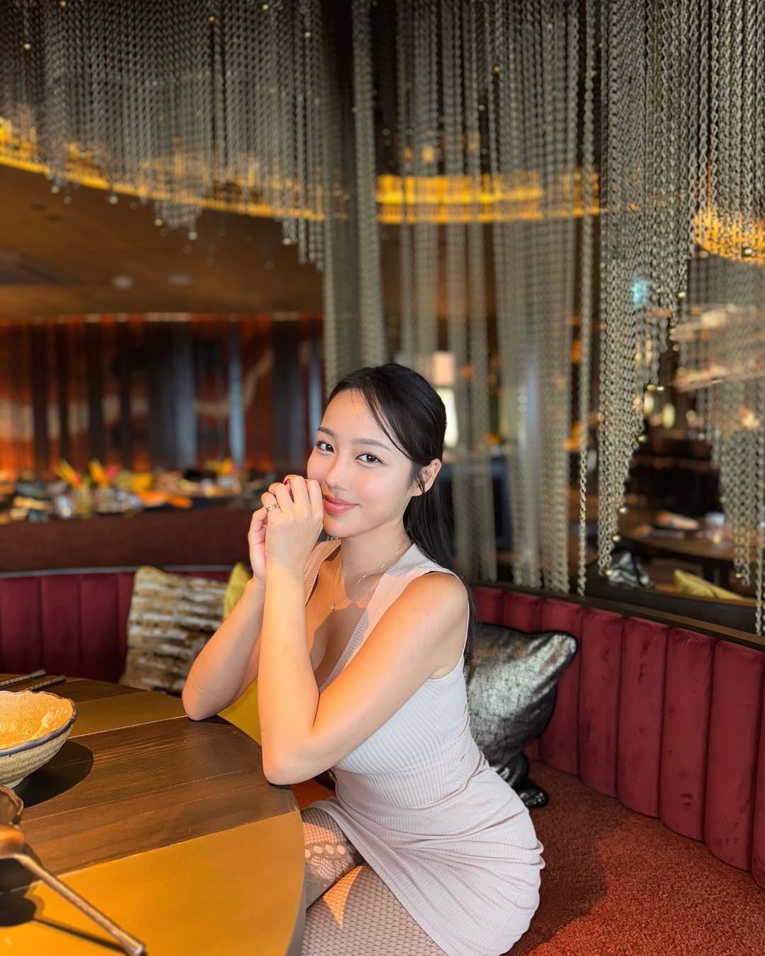 Quá mỏi mệt với những lời đồn đoán, Lee Yumin thậm chí đã phải để phần thông tin ở đầu trang cá nhân với dòng mô tả ngắn gọn: "Korean habibti with NO PLASTIC" (cô nàng Hàn Quốc không dao kéo).