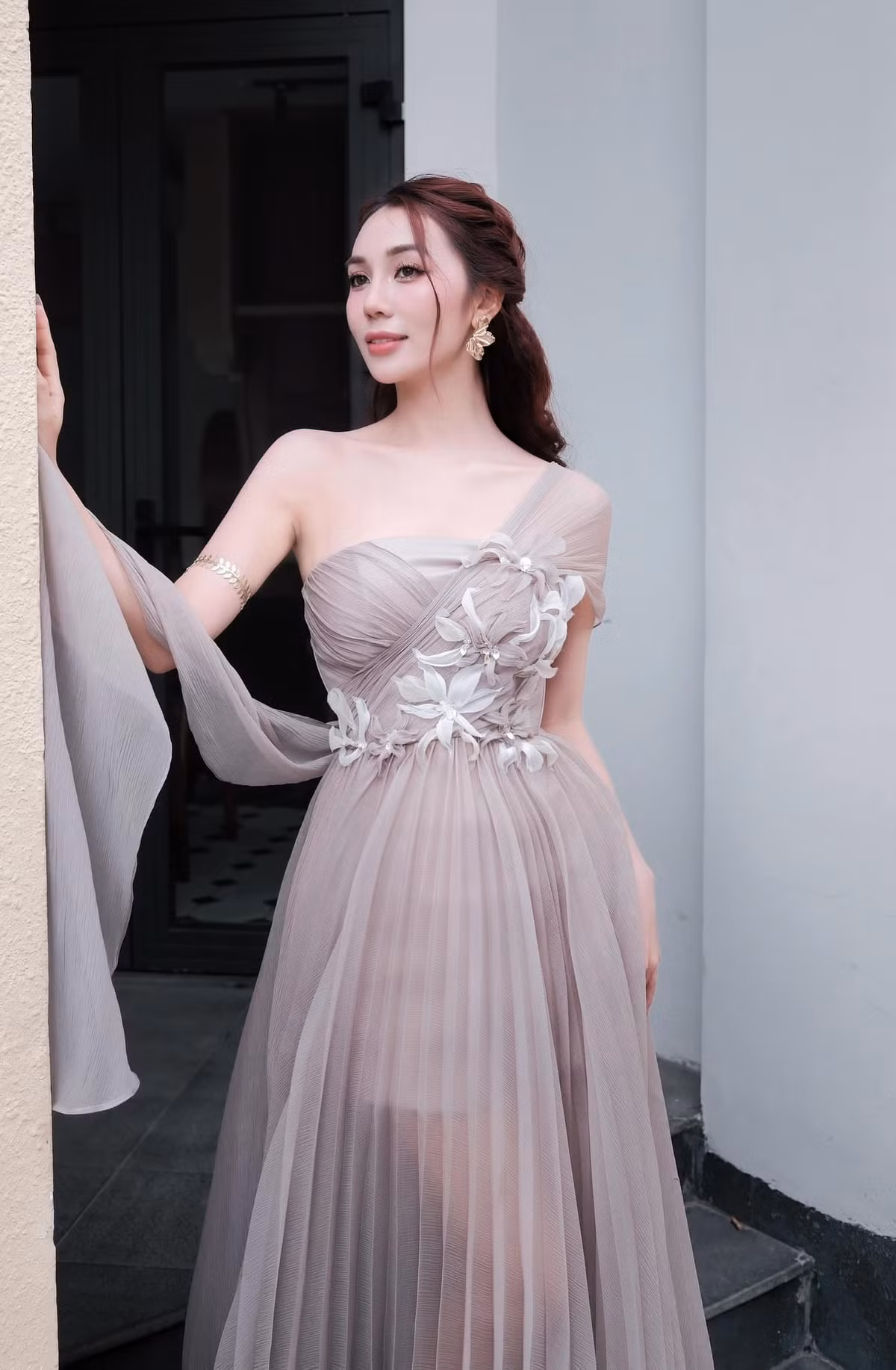 Cô nàng ghi điểm với làn da trắng sáng, đường nét gương mặt thanh tú cùng đôi mắt to tròn long lanh.