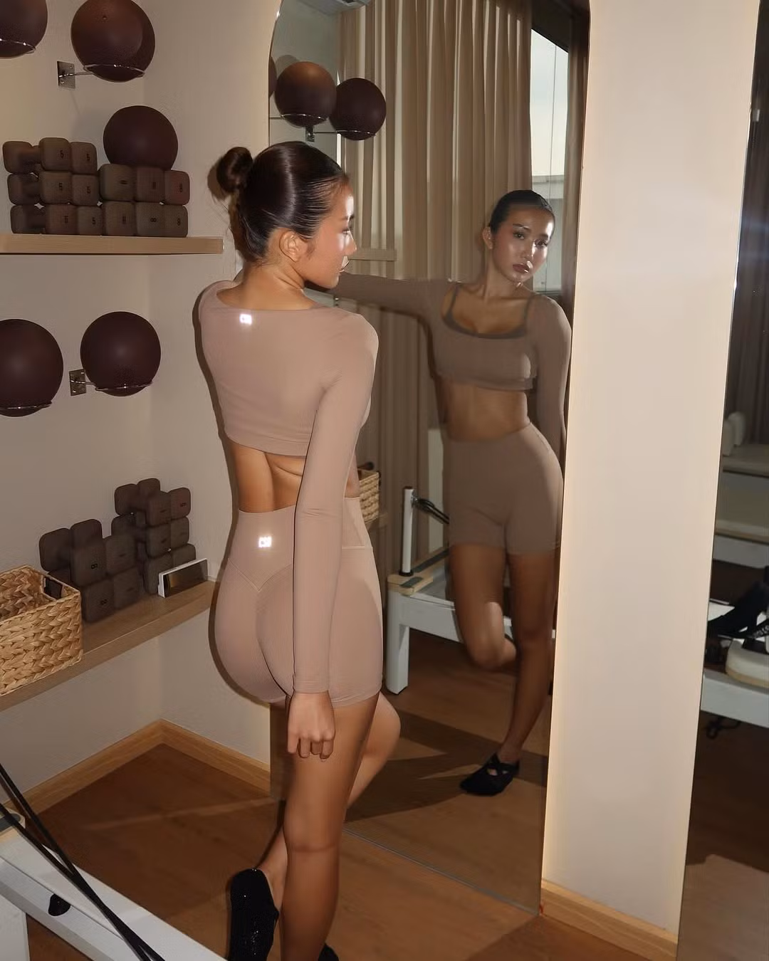 Cô đã trở thành hình mẫu "hot mom" trẻ trung, gợi cảm, chứng minh rằng phụ nữ hoàn toàn có thể cân bằng giữa vai trò làm mẹ và việc chăm sóc bản thân. (Ảnh: IGNV)