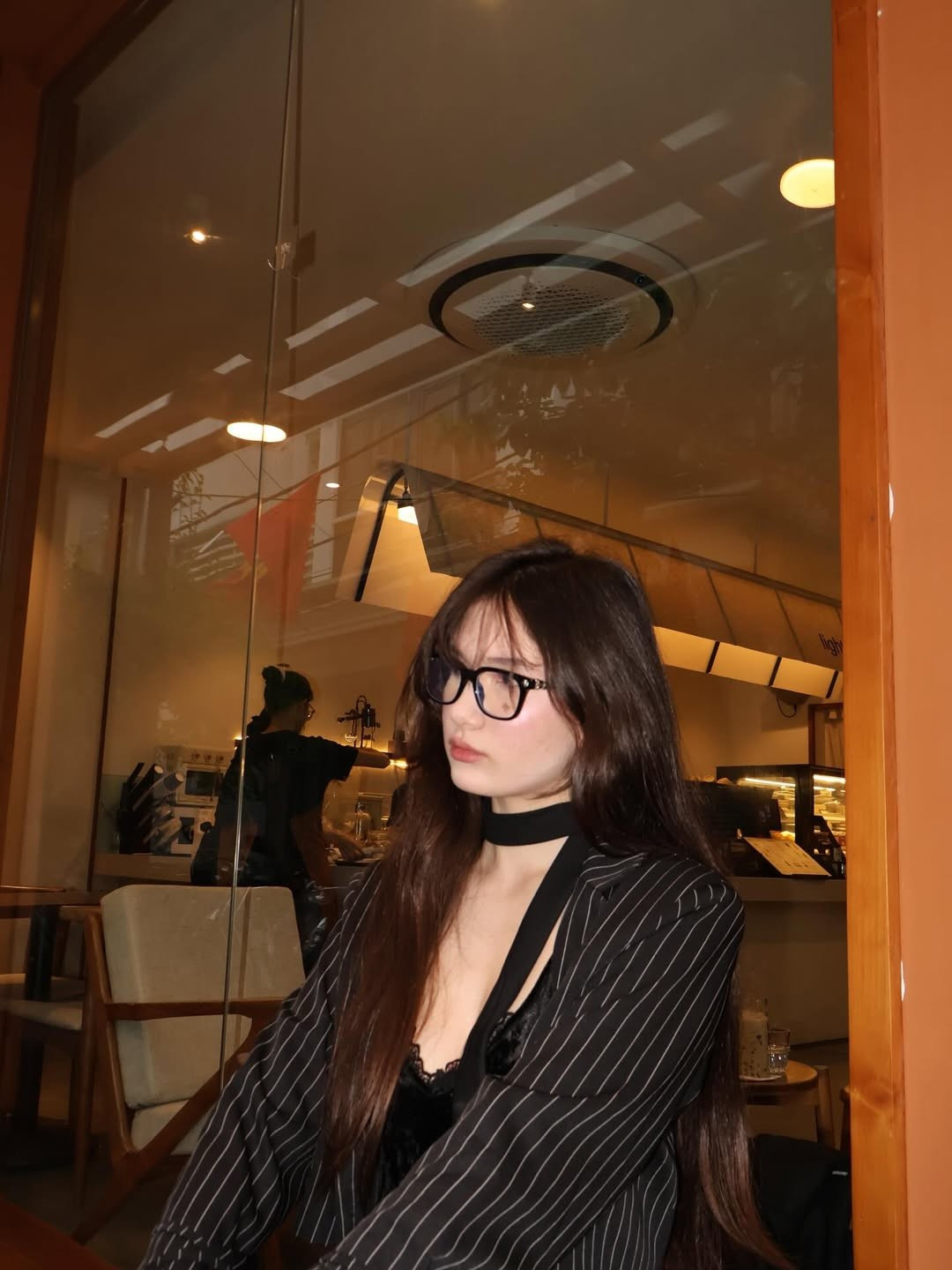 Sự kết hợp giữa áo ren quyến rũ, khăn choàng cổ satin đồng điệu và chiếc blazer kẻ sọc khoác ngoài tạo nên tổng thể vừa hiện đại, vừa sang chảnh. (Ảnh: IGNV)