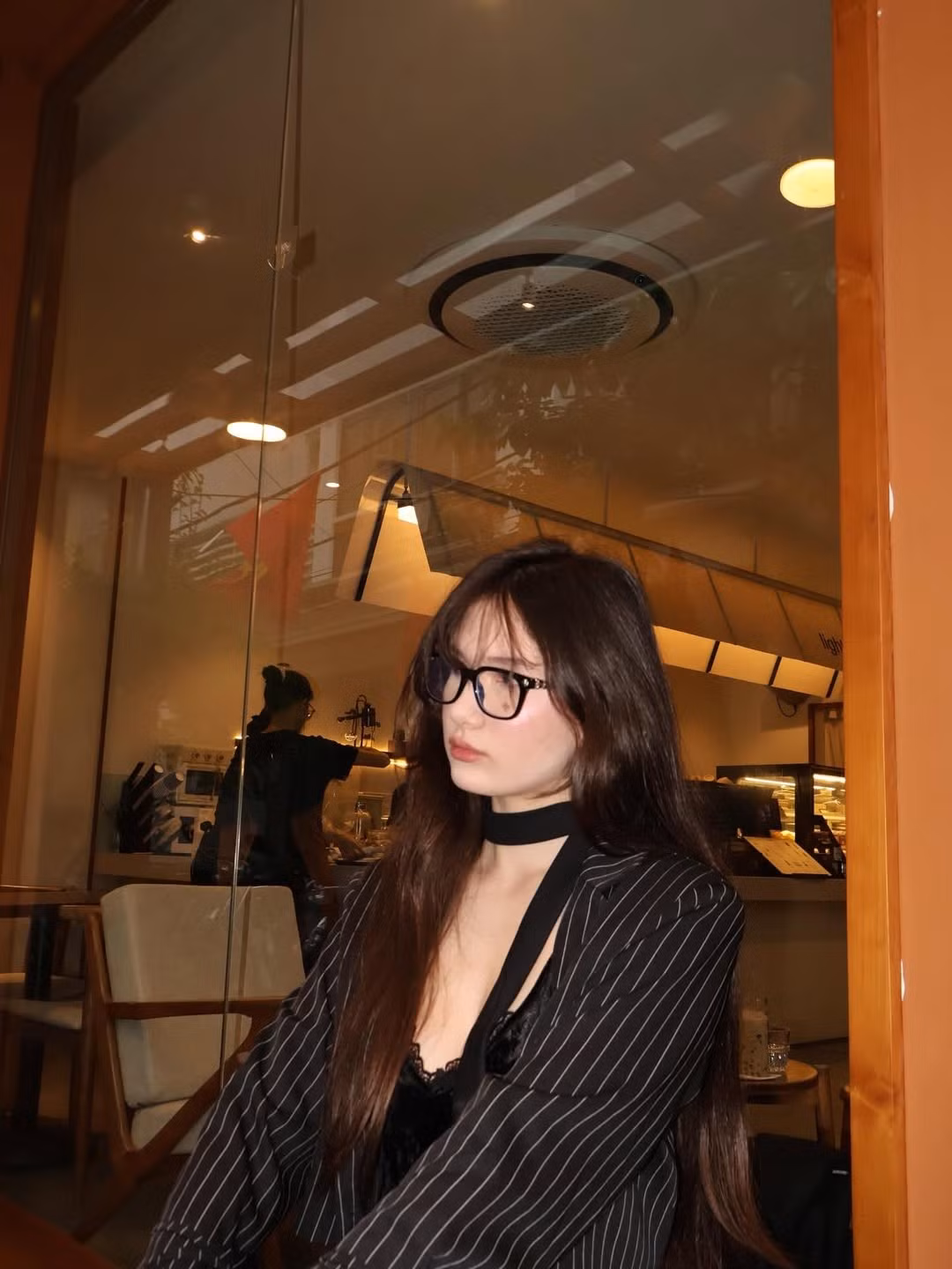 Sự kết hợp giữa áo ren quyến rũ, khăn choàng cổ satin đồng điệu và chiếc blazer kẻ sọc khoác ngoài tạo nên tổng thể vừa hiện đại, vừa sang chảnh. (Ảnh: IGNV)