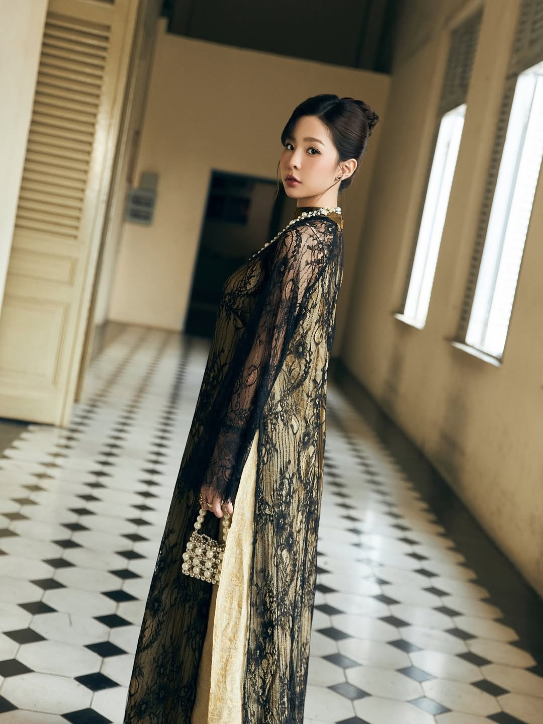 Tammy Phạm (Phạm Nguyễn Anh Thi) vốn nổi tiếng với phong cách thời trang hiện đại, quyến rũ và là gương mặt quen thuộc trong giới trẻ. Tuy nhiên, trong bộ ảnh mới nhất, cô nàng đã hoàn toàn thay đổi hình ảnh khi hóa thân thành một "mợ hai" chính hiệu. (Ảnh: IGNV)