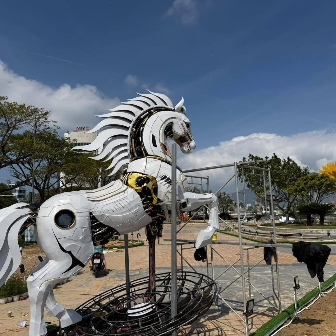 Việc đặt một linh vật mang tính công nghệ ngay cạnh cầu Rồng - biểu tượng truyền thống của Đà Nẵng - thể hiện định hướng phát triển thành phố thông minh và sáng tạo.