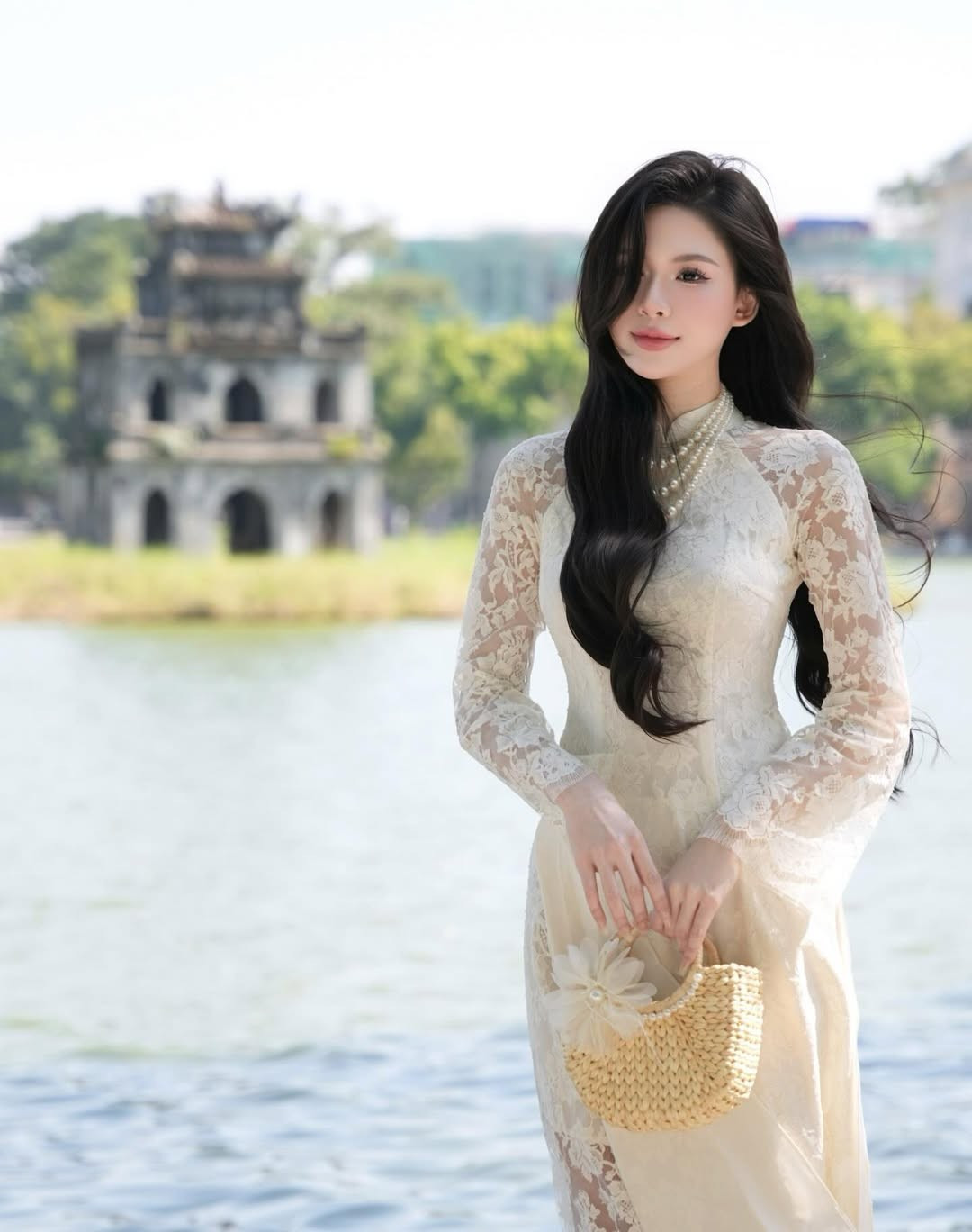 Chọn cho mình thiết kế áo dài với tông màu nhã nhặn, Hà Thu khéo léo khoe trọn vóc dáng thanh mảnh cùng chiều cao ấn tượng 1m70. (Ảnh: IGNV)