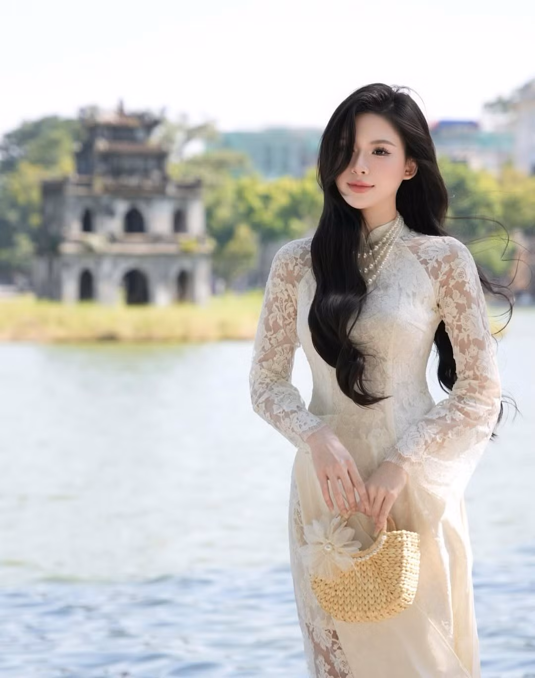 Chọn cho mình thiết kế áo dài với tông màu nhã nhặn, Hà Thu khéo léo khoe trọn vóc dáng thanh mảnh cùng chiều cao ấn tượng 1m70. (Ảnh: IGNV)