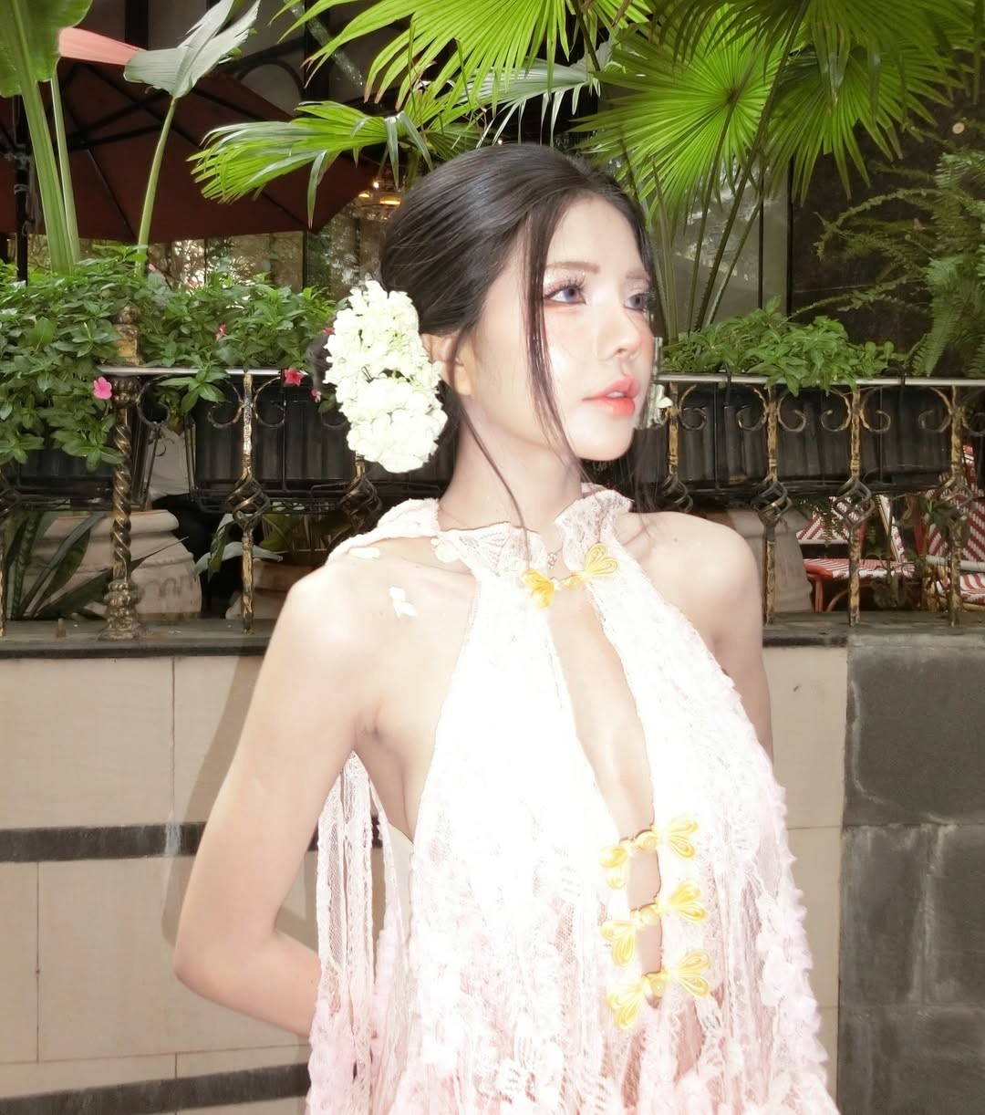 Đường đua ảnh Tết đang sôi động hơn bao giờ hết khi các mỹ nhân Việt liên tục "chiêu đãi" người hâm mộ bằng những bộ cánh lung linh. (Ảnh: IGNV)