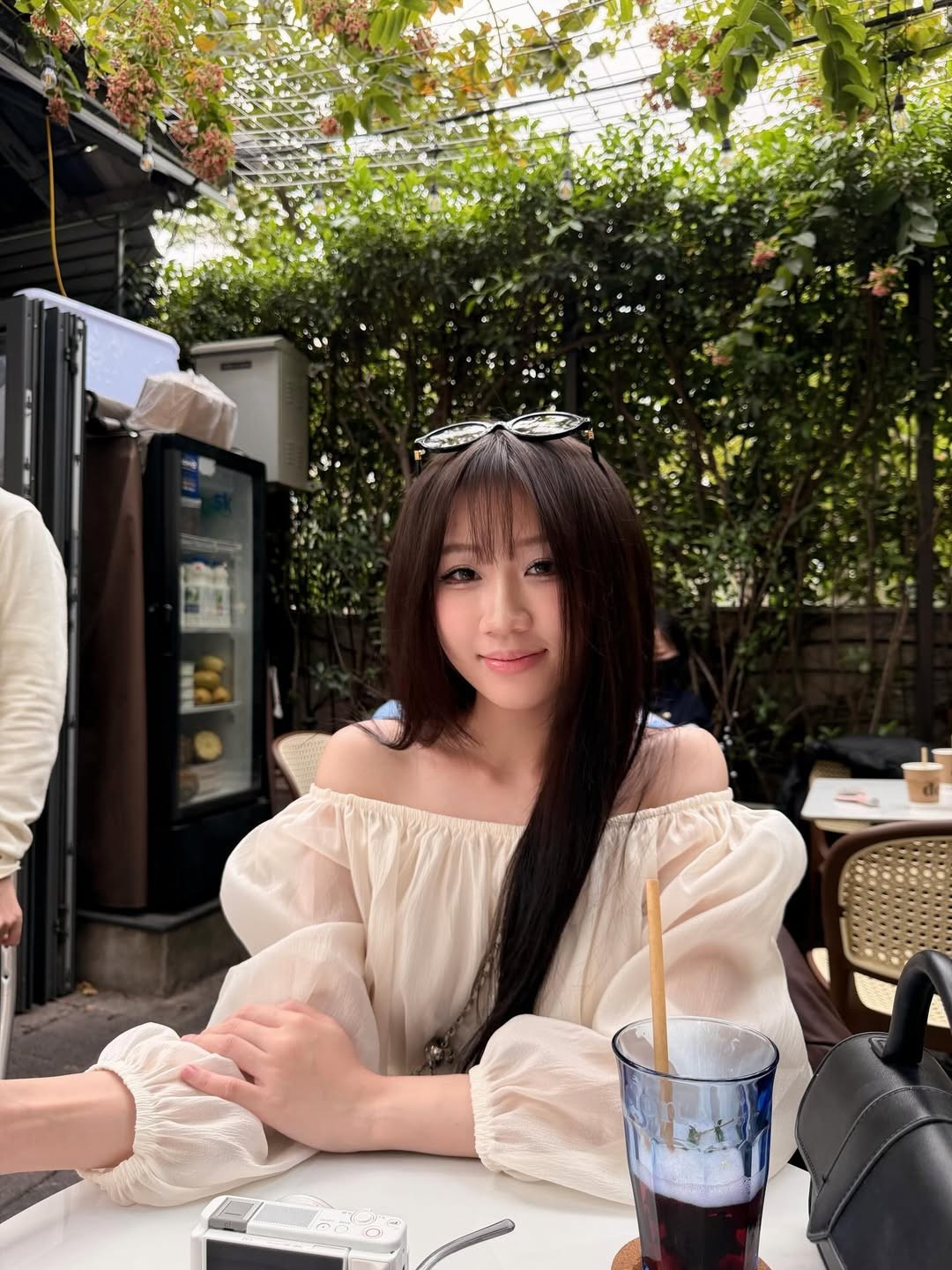 Để tạo sự cân bằng và mang lại vẻ ngoài năng động, trẻ trung, Hoàng Lan Anh đã khéo léo phối áo trễ vai với quần jeans. (Ảnh IGNV)