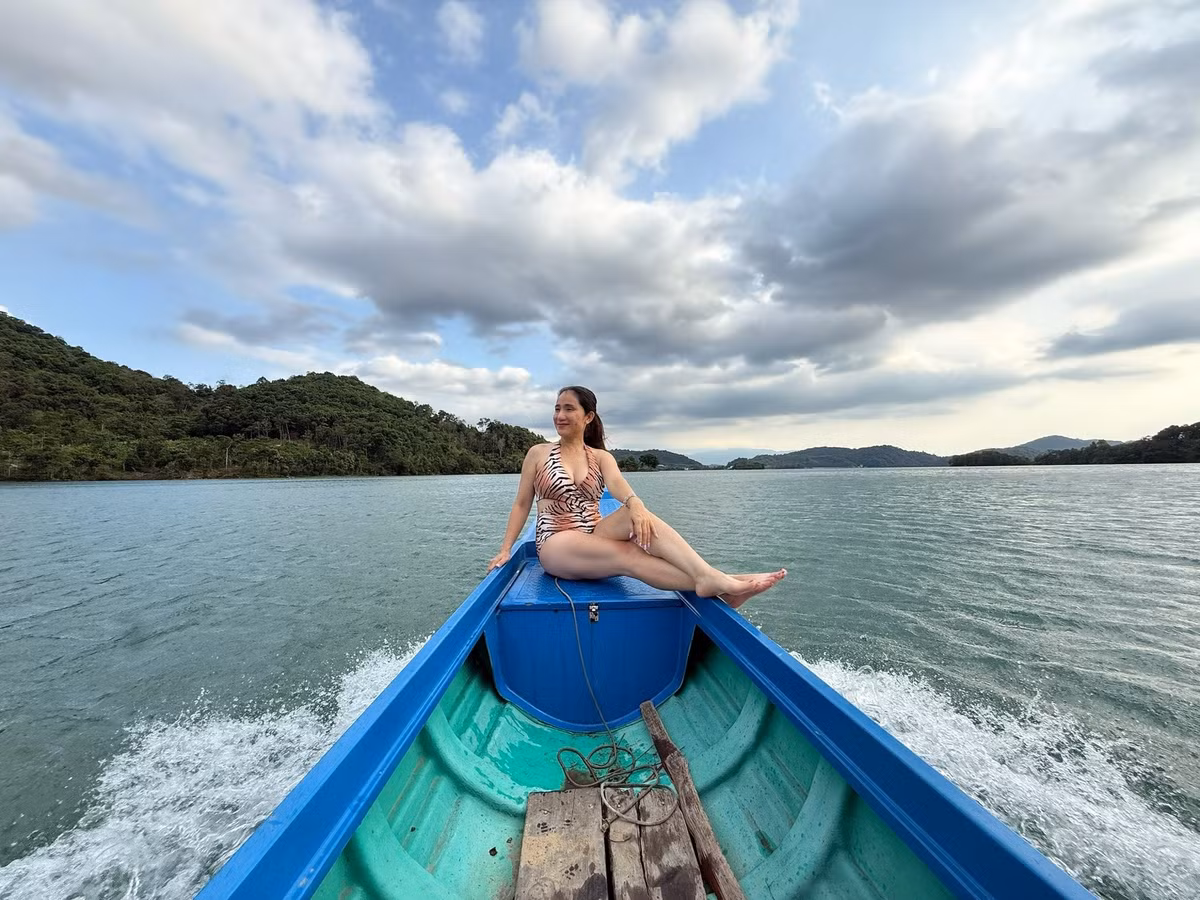 Khác hẳn vẻ sang trọng thường thấy trên truyền hình, hình ảnh Cát Tường trong chuyến đi lần này cho thấy một góc nhìn gần gũi, giản dị nhưng vẫn đầy cá tính.