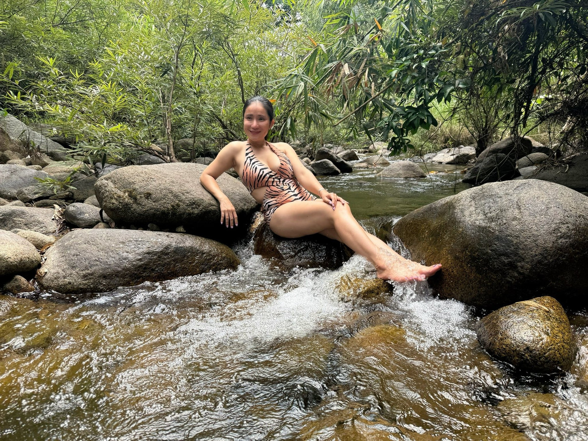 Ở tuổi ngoài 40, nữ MC vẫn khiến nhiều người trầm trồ bởi thần thái tươi trẻ, quyến rũ và tràn đầy sức sống.