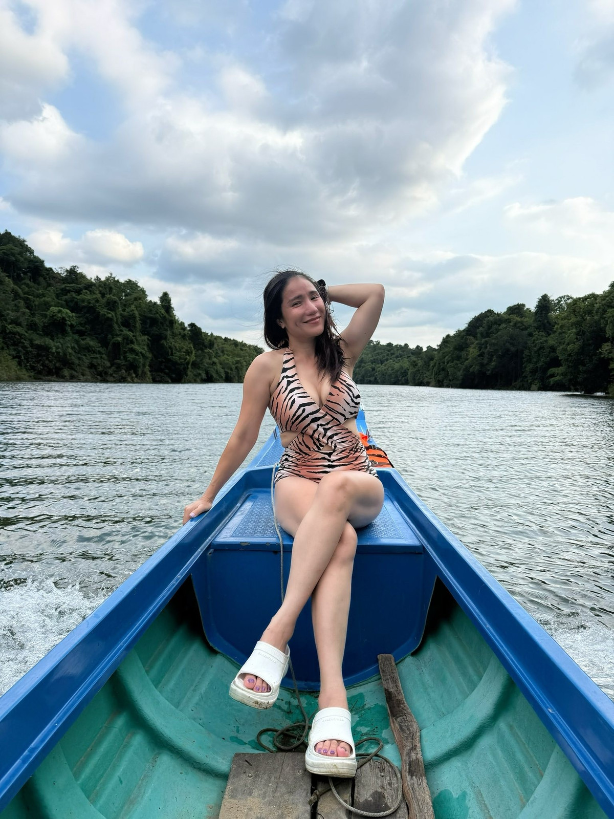 Cát Tường là một trong những nghệ sĩ hiếm hoi giữ được sức hút bền bỉ với thời gian. Không chạy theo những trào lưu ồn ào, nữ MC tuổi 40 chọn cách sống tích cực, năng động, khám phá và yêu thương bản thân đúng nghĩa.