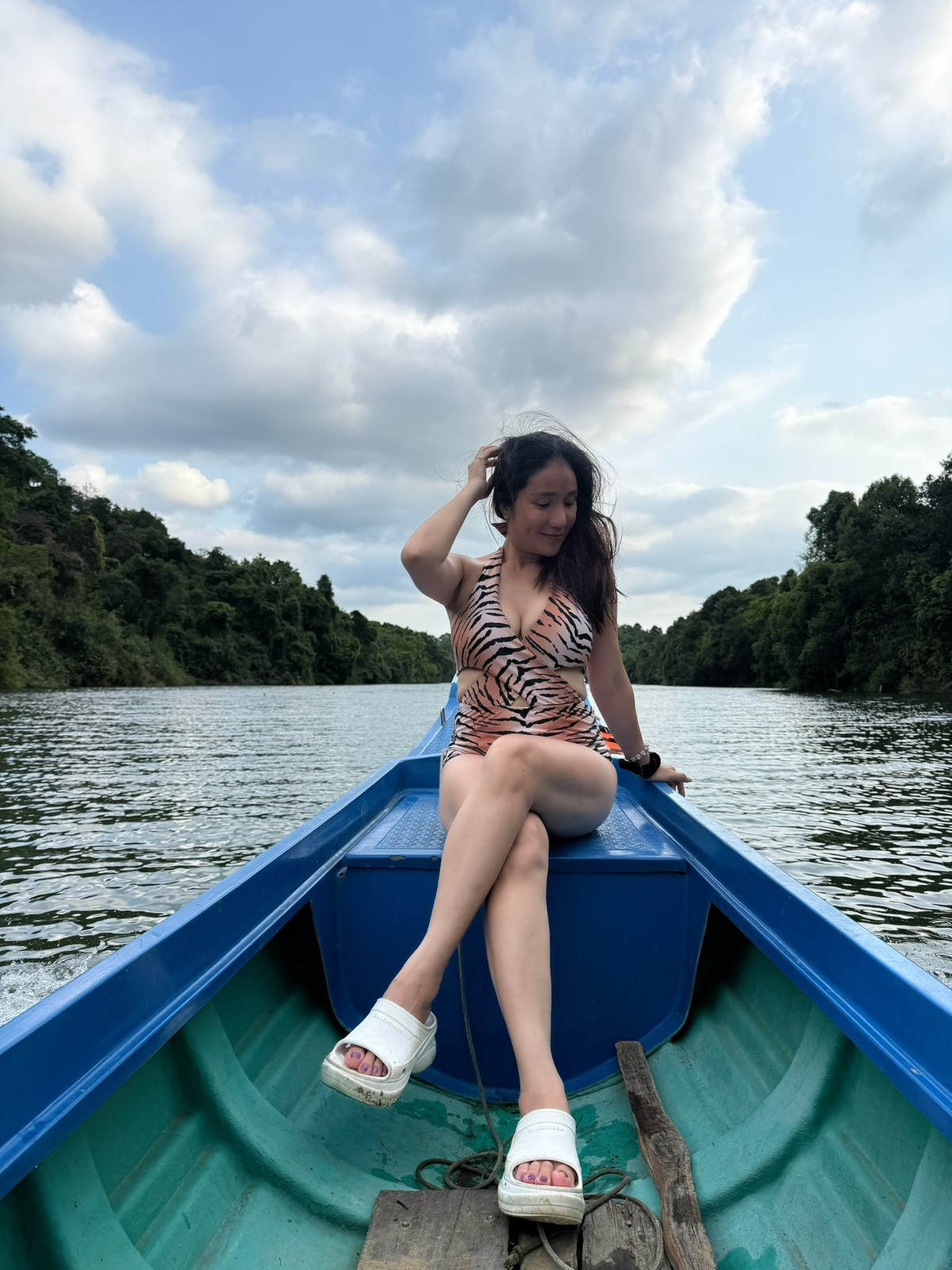 Việc nữ MC thẳng thắn chia sẻ về trải nghiệm đi bắt hến, lội suối, khám phá vùng hồ hoang sơ khiến người hâm mộ thích thú và thêm phần yêu mến sự năng động, trẻ trung của cô.