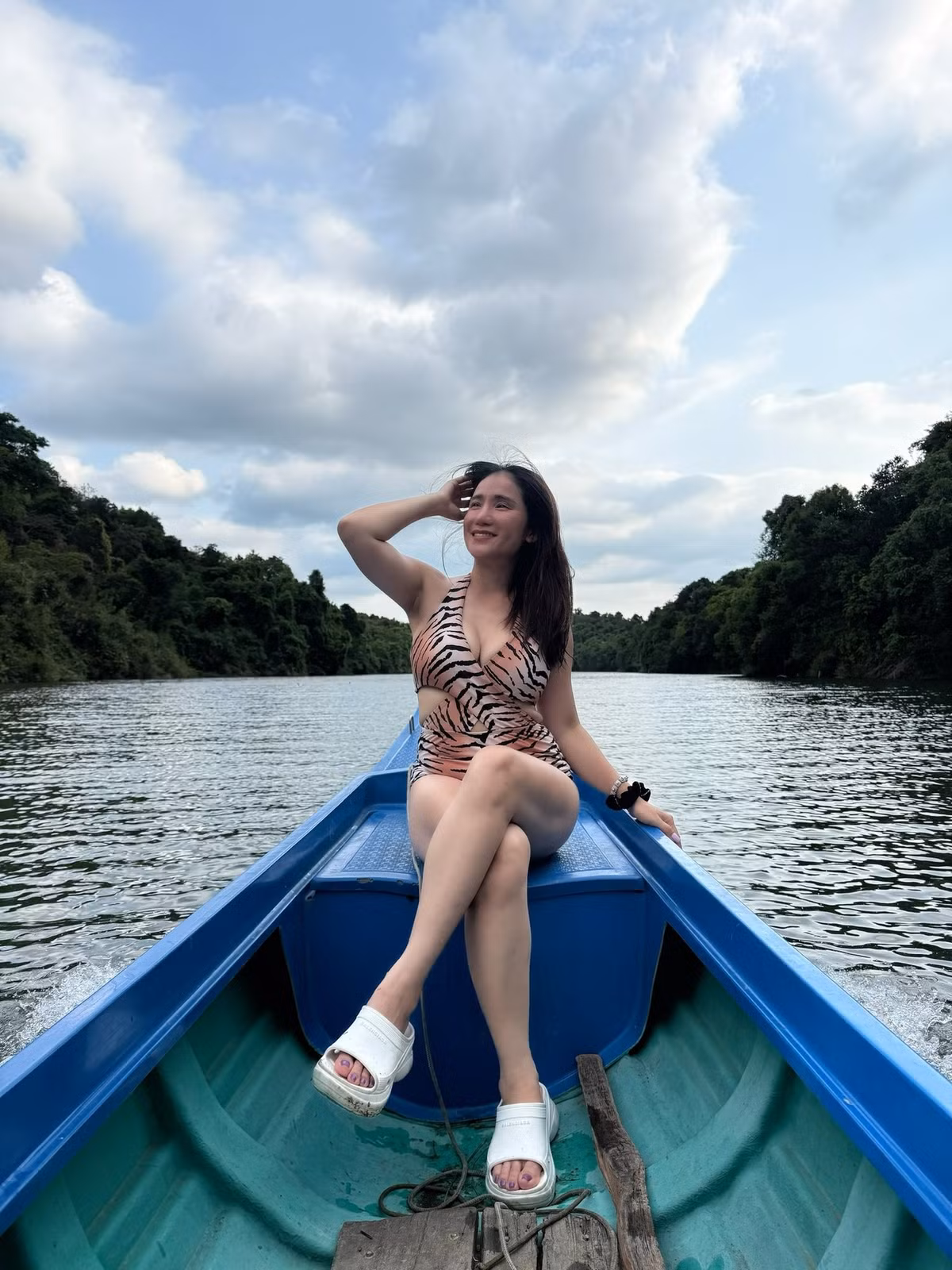 Ở dưới loạt ảnh, cư dân mạng bình luận rôm rả: "Cảnh và người rất tuyệt vời và xinh đẹp", "Cát Tường đẹp quá".