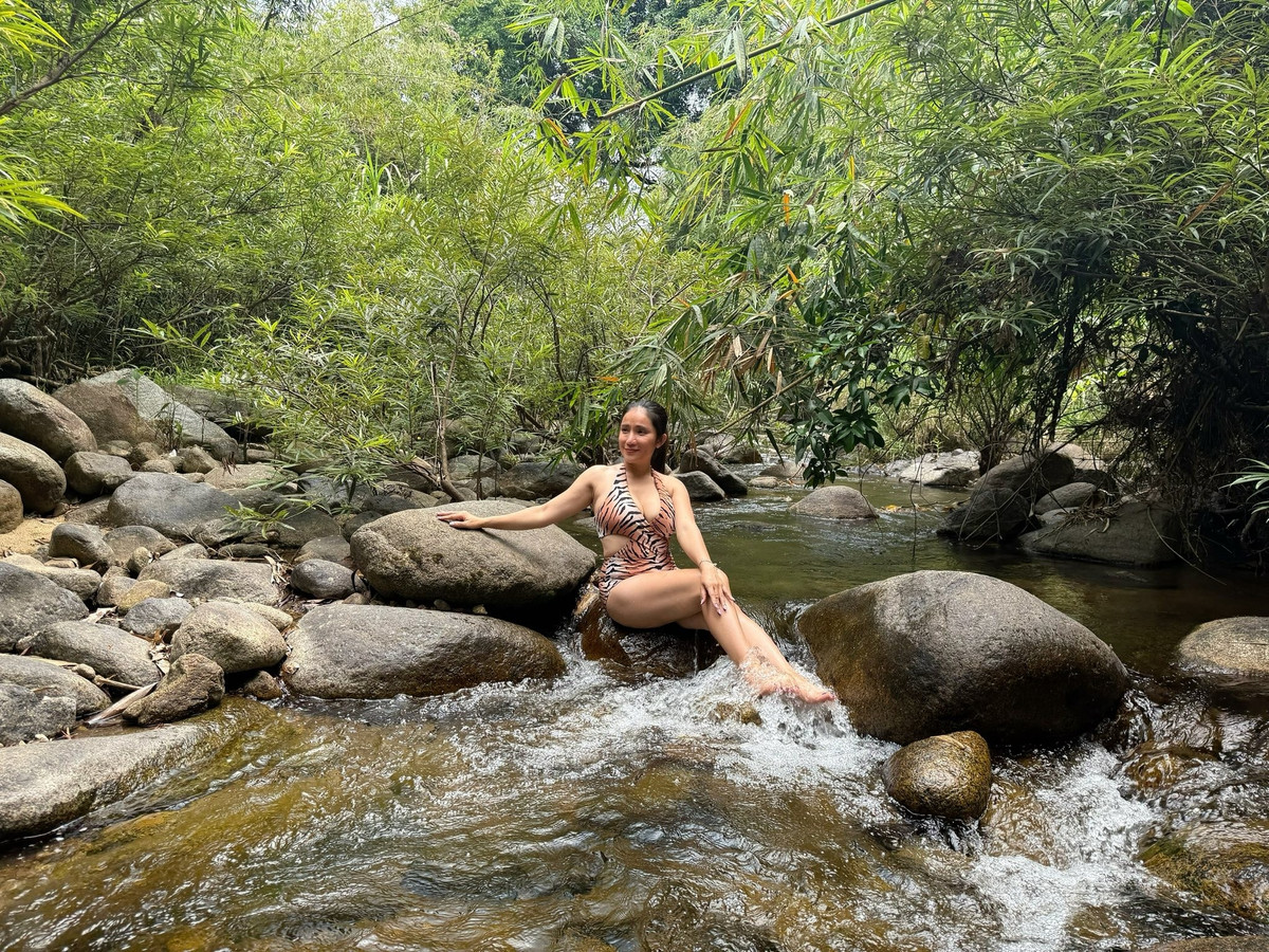 Mới đây, trong chuyến khám phá thiên nhiên tại hồ Đa Mi (Bình Thuận), MC Cát Tường khiến nhiều người theo dõi chú ý trên mạng xã hội khi đăng tải loạt ảnh diện bikini nóng bỏng. Không chỉ check-in bên khe suối hoang sơ, người đẹp "đồng tiền xương máu" còn gây thích thú khi không ngần ngại lội xuống lòng hồ để bắt hến, mang đến hình ảnh vừa quyến rũ, vừa mộc mạc, gần gũi và đầy năng lượng tích cực.