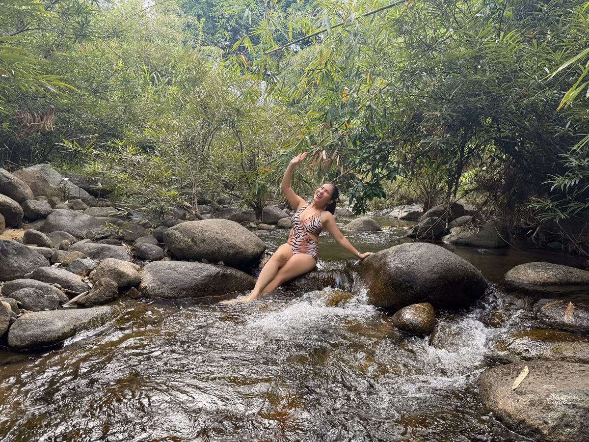 Chọn khung cảnh sông suối, đá tảng và cây cối xanh mát, những bức ảnh của cô mang đến cảm giác hài hòa giữa nét đẹp hiện đại và thiên nhiên nguyên sơ.