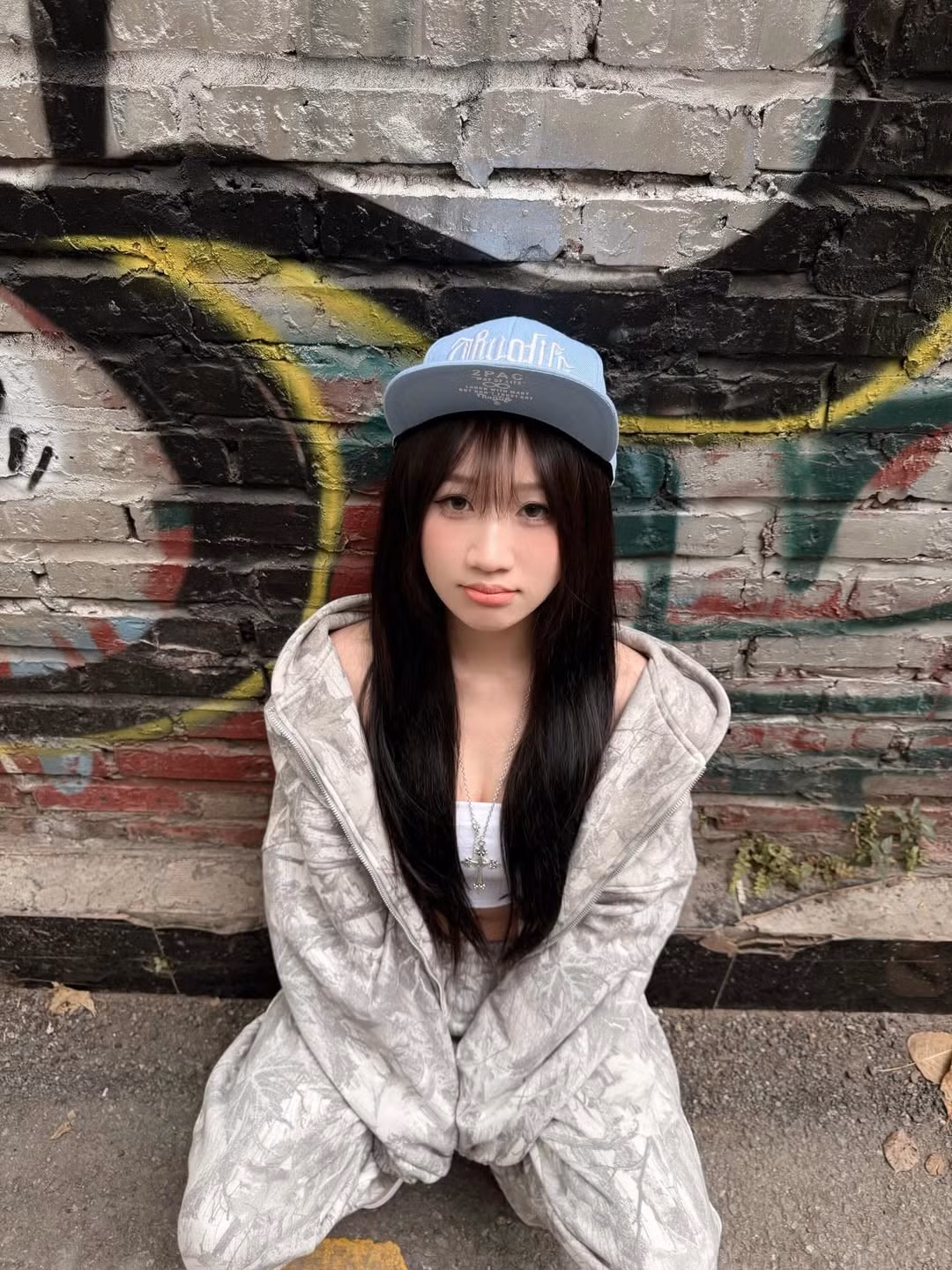 Khác với vẻ ngoài dịu dàng thường thấy, bộ ảnh lần này của Lan Anh mang đậm hơi hướng Streetwear. Cô nàng lựa chọn bộ set nỉ với họa tiết loang tone xám trắng trung tính. (Ảnh: IGNV)