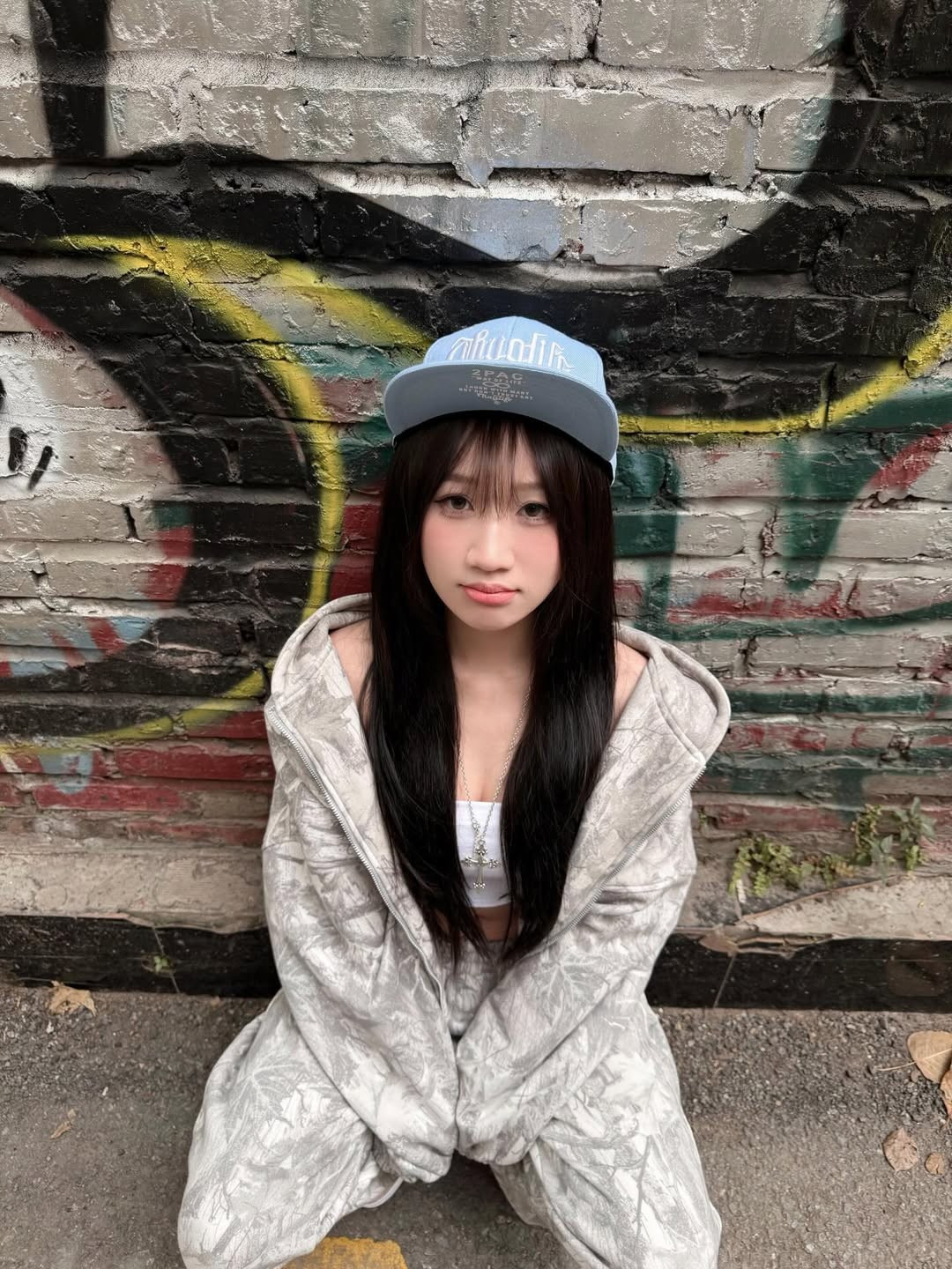 Khác với vẻ ngoài dịu dàng thường thấy, bộ ảnh lần này của Lan Anh mang đậm hơi hướng Streetwear. Cô nàng lựa chọn bộ set nỉ với họa tiết loang tone xám trắng trung tính. (Ảnh: IGNV)