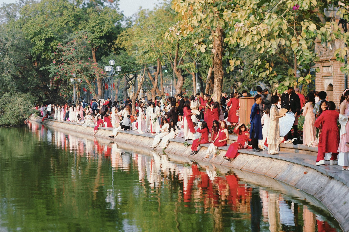 Không khó để bắt gặp hình ảnh hàng dài các cô gái trong tà áo dài truyền thống hay những bộ áo dài cách tân hiện đại dạo bước quanh hồ.