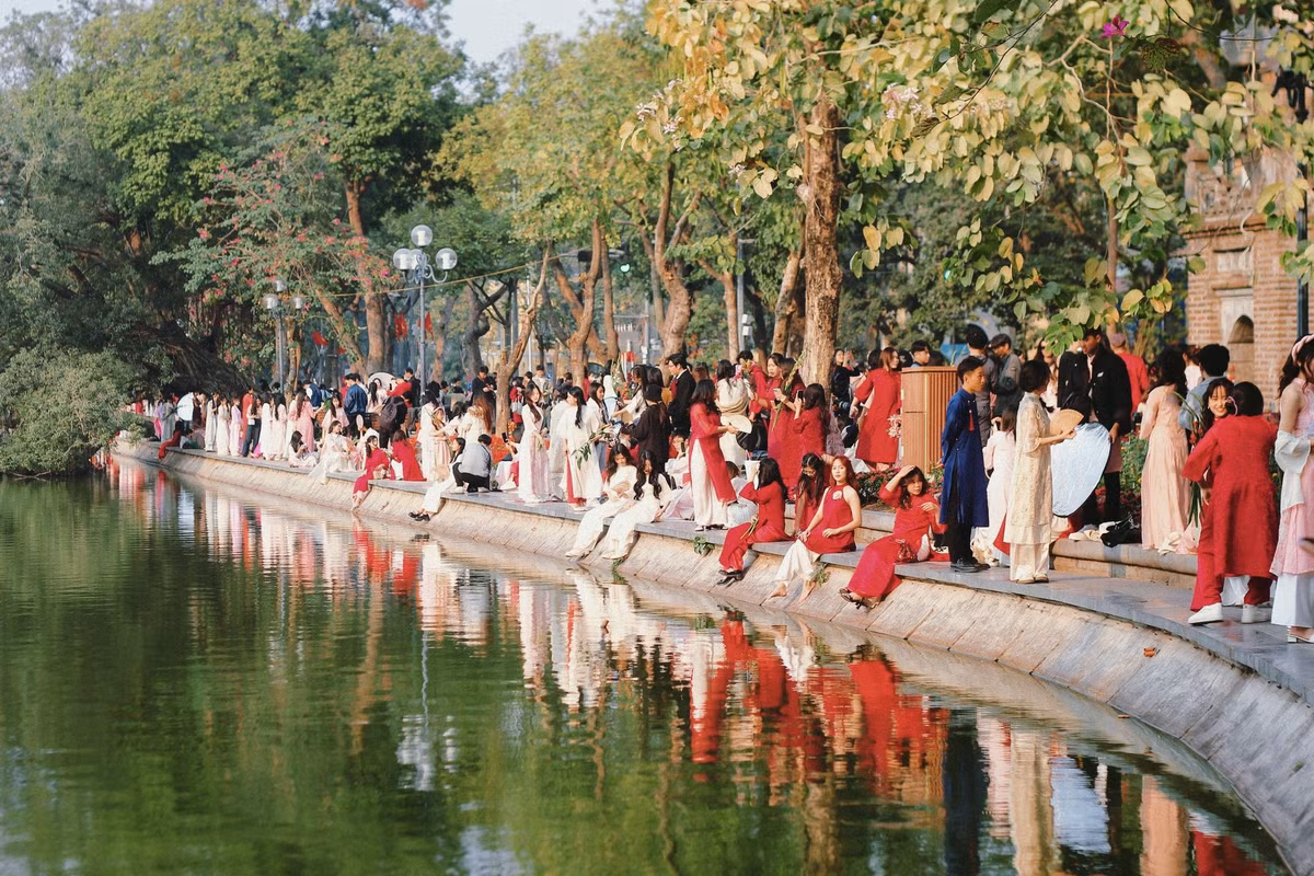 Không khó để bắt gặp hình ảnh hàng dài các cô gái trong tà áo dài truyền thống hay những bộ áo dài cách tân hiện đại dạo bước quanh hồ.