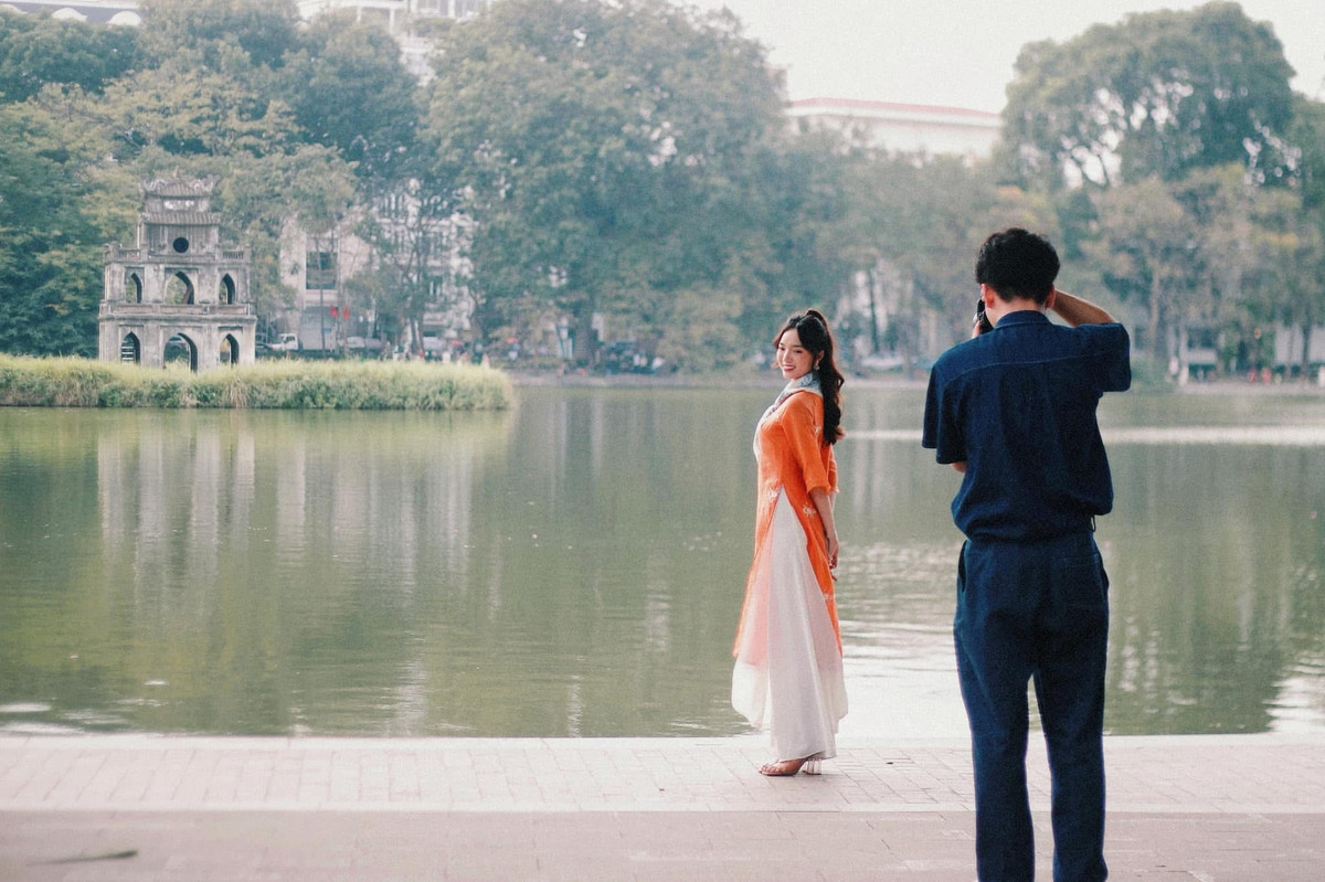 Giữa dòng người hối hả, những nụ cười rạng rỡ của các chị em trong tà áo dài như mang Tết đến gần hơn, làm cho Hà Nội thêm phần dịu dàng và đầy hy vọng vào một năm mới bình an. (Ảnh trong bài: Trn V Chung, Vương Lộc, Lang Thang Hà Nội)