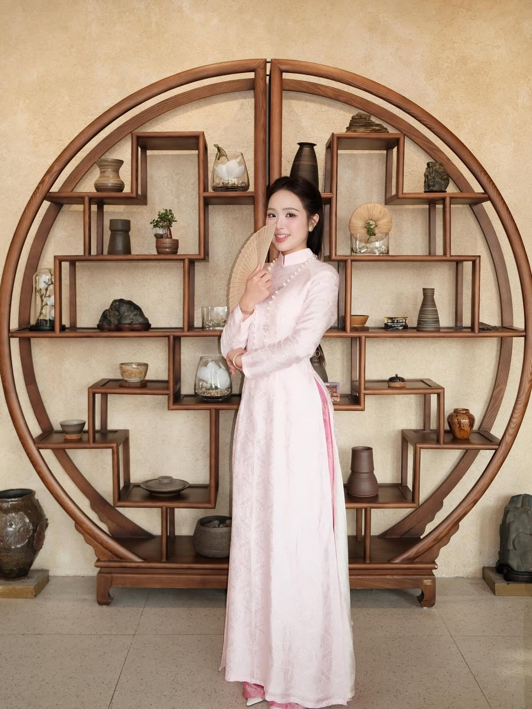 Phương Anh lựa chọn tông trang điểm nhẹ nhàng với điểm nhấn là đôi môi hồng tự nhiên và hàng chân mày thanh tú, rất phù hợp với tinh thần của bộ áo dài. (Ảnh: IGNV)