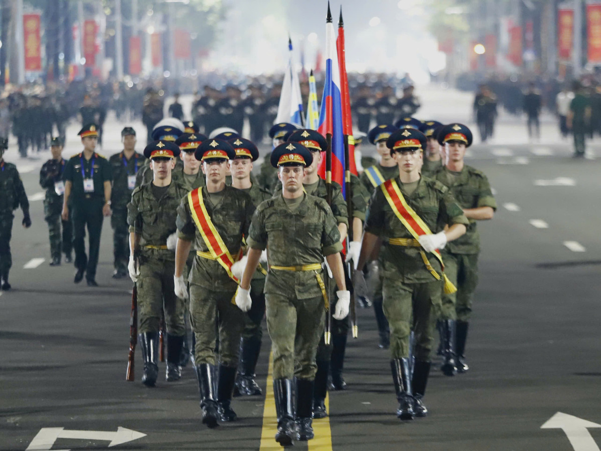 Khối quốc kỳ Liên bang Nga, đội tiêu binh danh dự đại diện cho 3 quân chủng của lực lượng vũ trang Nga (lục quân, lực lượng hàng không vũ trụ và hải quân).