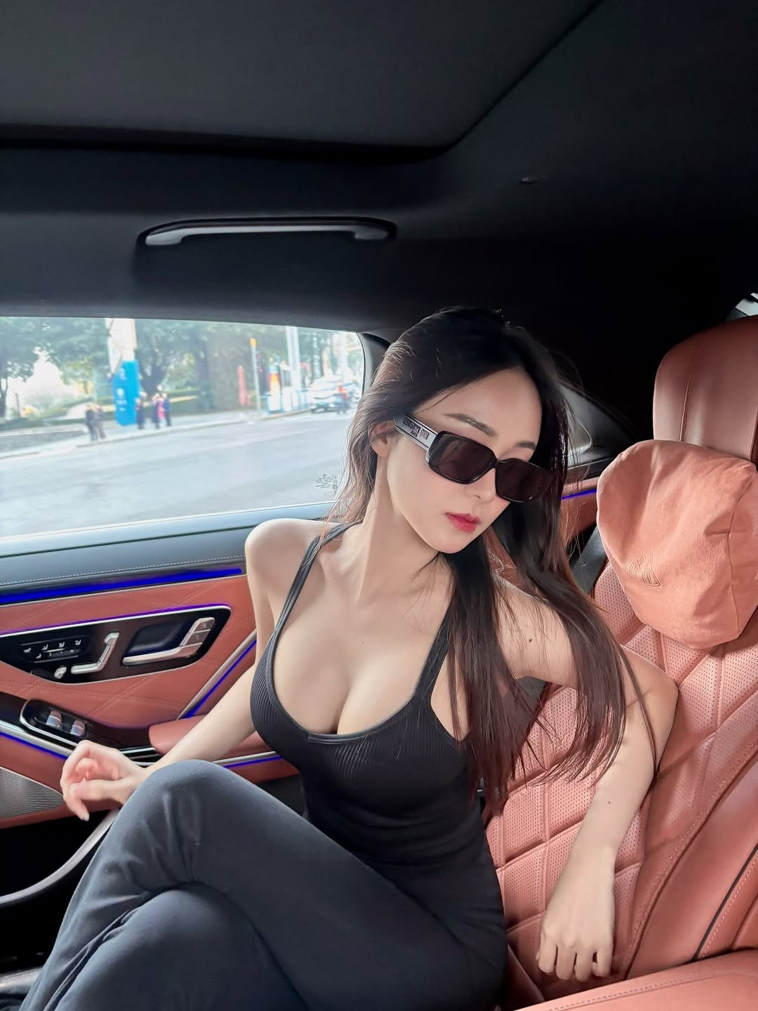 Mới đây, bộ ảnh check-in trên xe hơi của hot girl đình đám xứ Chùa Vàng - Ponsawan Phusua (hay còn gọi là Ueay Pornsawan) đã nhanh chóng trở thành tâm điểm chú ý của cộng đồng mạng. (Ảnh: IGNV)