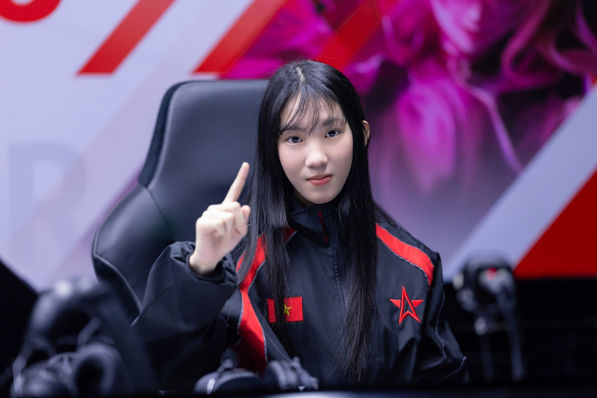 Bùi Nguyễn Hoa Tranh (thường được biết đến với nickname Ruuruu), cô nàng đảm nhận vị trí đi đường trên. Cô nàng thường sử dụng các tướng đấu sĩ mạnh mẽ, có khả năng đi đường tốt và tạo tiền đề cho các pha giao tranh lớn. Hoa Tranh là tuyển thủ sở hữu lối chơi với nhiều pha đột biến bất ngờ, táo bạo. (Ảnh: One Star Esports)