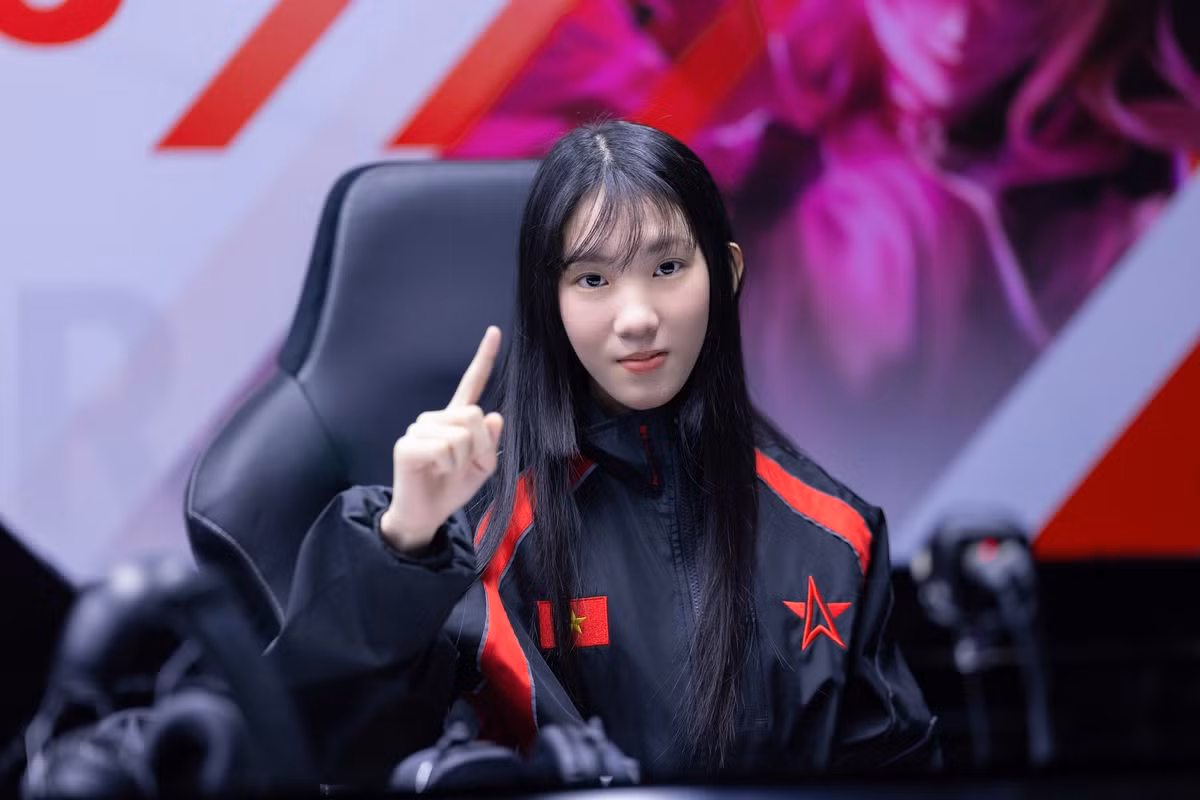 Bùi Nguyễn Hoa Tranh (thường được biết đến với nickname Ruuruu), cô nàng đảm nhận vị trí đi đường trên. Cô nàng thường sử dụng các tướng đấu sĩ mạnh mẽ, có khả năng đi đường tốt và tạo tiền đề cho các pha giao tranh lớn. Hoa Tranh là tuyển thủ sở hữu lối chơi với nhiều pha đột biến bất ngờ, táo bạo. (Ảnh: One Star Esports)