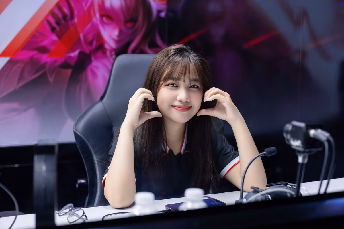 Nguyễn Thị Huyền Trang (nickname Bae), cô nàng đảm nhận vị trí trợ thủ. Huyền Trang là "tấm khiên chắn" với sự bảo kê tuyệt đối dành cho xạ thủ, khiến đội bạn thất bại trong những pha với ý định hủy diệt đi xạ thủ đội mình. (Ảnh: One Star Esports)