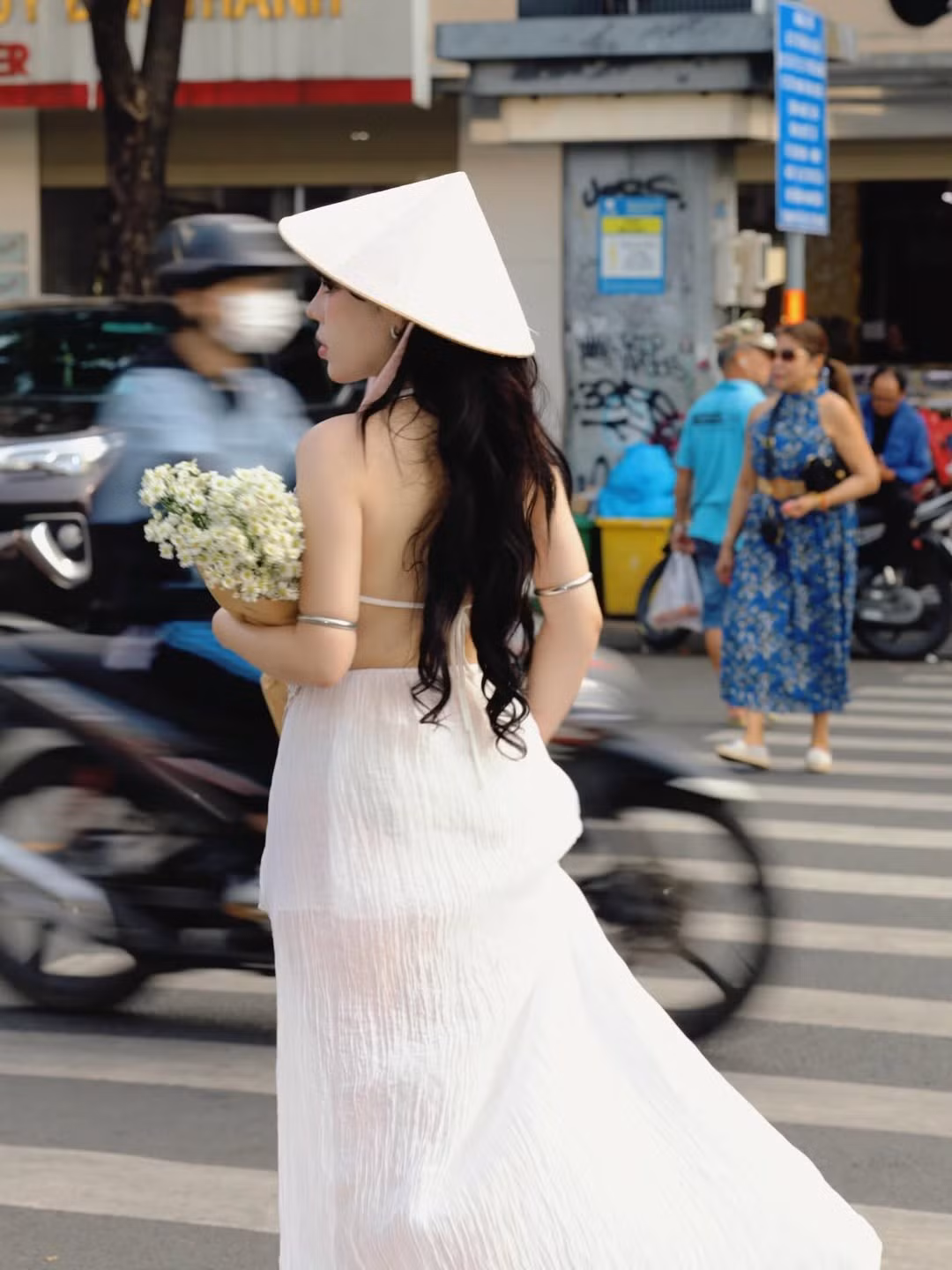 Lối trang điểm được nhấn đậm vào đôi mắt - phong cách quen thuộc giúp cô nàng trông như một "nhân vật bước ra từ truyện tranh". Kết hợp với mái tóc đen dài tự nhiên, Bảo Khuyên đã thành công tạo nên một concept Tết vừa đủ sự trang trọng, vừa đủ sự phóng khoáng để dạo chơi cùng bạn bè. (Ảnh: IGNV)