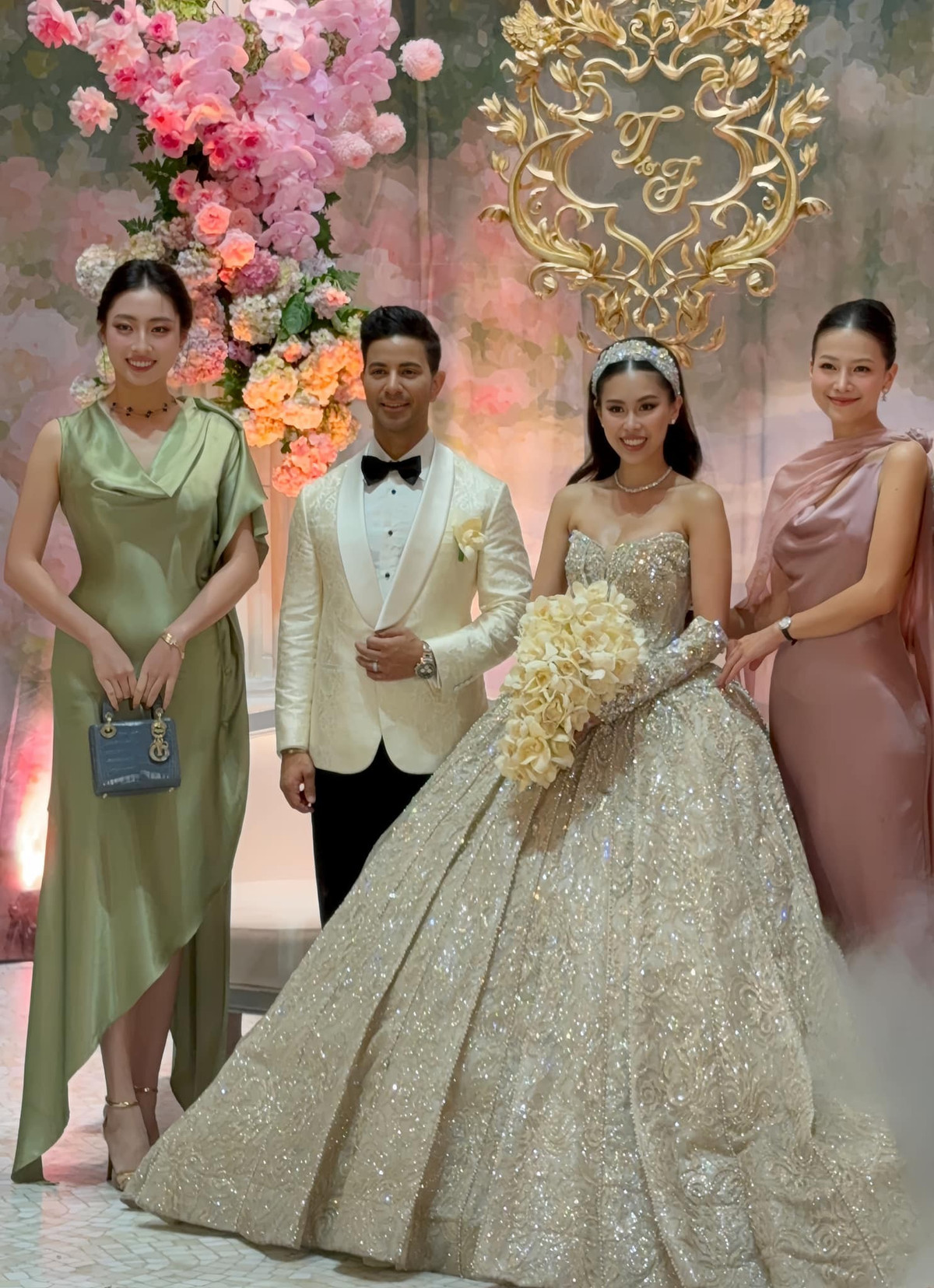 Sân khấu, hệ thống đèn, bàn tiệc được chăm chút tỉ mỉ, tạo nên một khung cảnh sang trọng, lãng mạn nhưng vẫn rất mềm mại, đúng tinh thần mà cô dâu Tiên Nguyễn yêu thích. (Ảnh: Facebook Lương Thùy Linh)