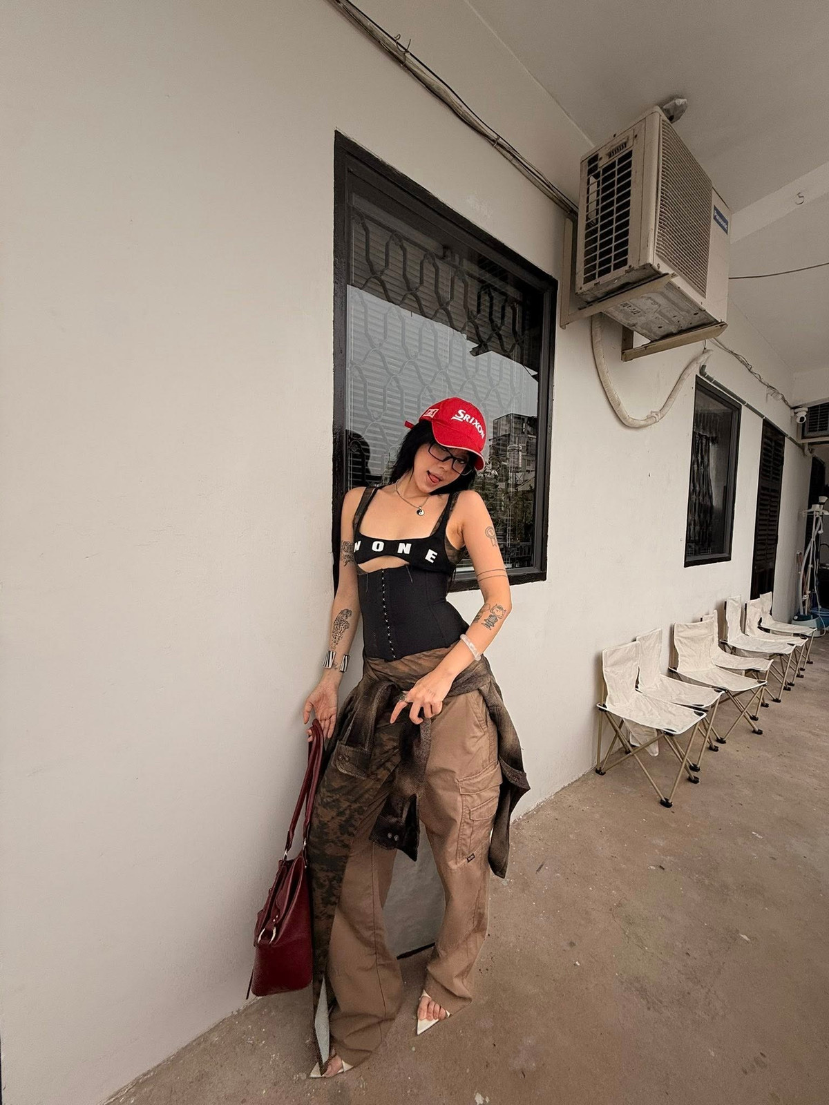 Hình xăm và phụ kiện kính mắt gọng mảnh, vòng cổ layer luôn là những yếu tố không thể thiếu, góp phần tạo nên một Mai Âm Nhạc không thể nhầm lẫn. (Ảnh: IGNV)