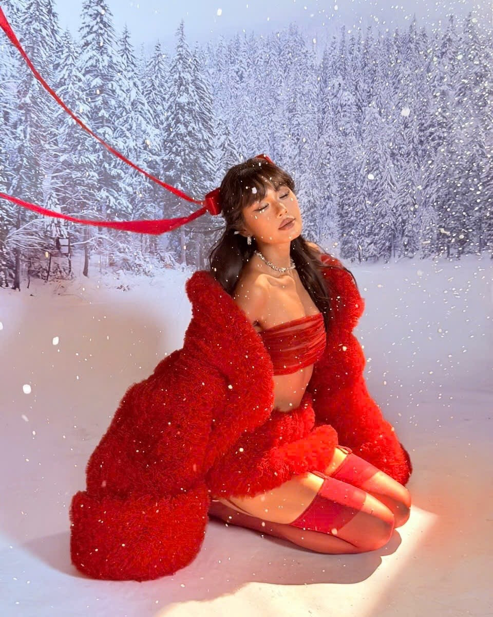 Những khung hình tạo dáng quỳ hay đứng giữa tuyết đều tôn lên đường cong mượt mà và đôi chân dài miên man trong đôi tất đùi quyến rũ. (Ảnh: IGNV)