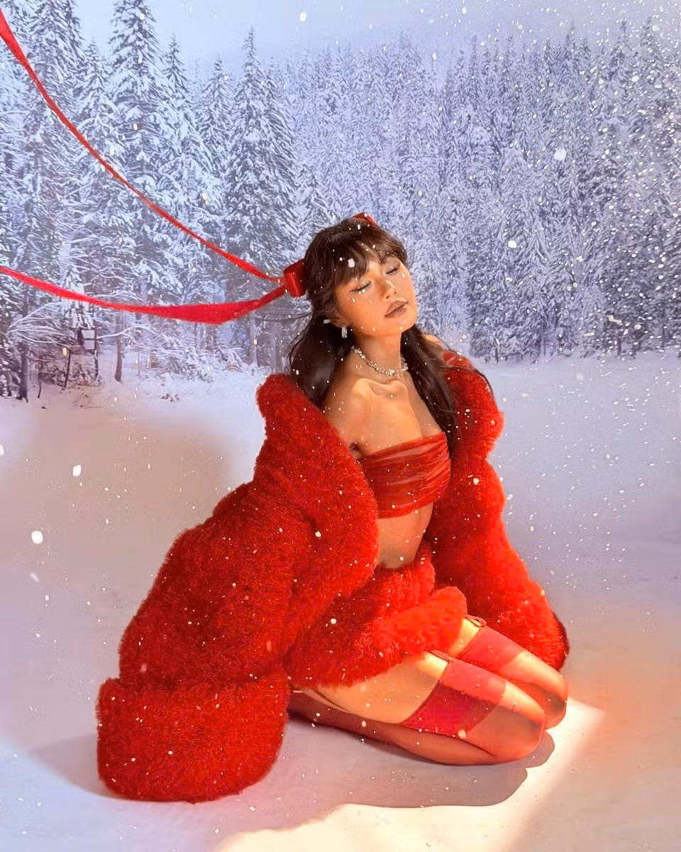 Những khung hình tạo dáng quỳ hay đứng giữa tuyết đều tôn lên đường cong mượt mà và đôi chân dài miên man trong đôi tất đùi quyến rũ. (Ảnh: IGNV)