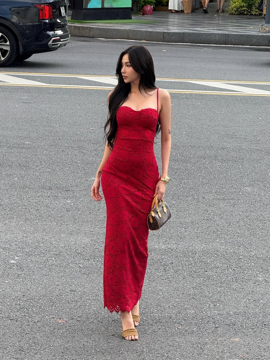 Chiếc đầm đỏ mà Quỳnh Như lựa chọn chính là "vũ khí" thời trang thể hiện sự tinh tế trong phong cách. (Ảnh: IGNV)