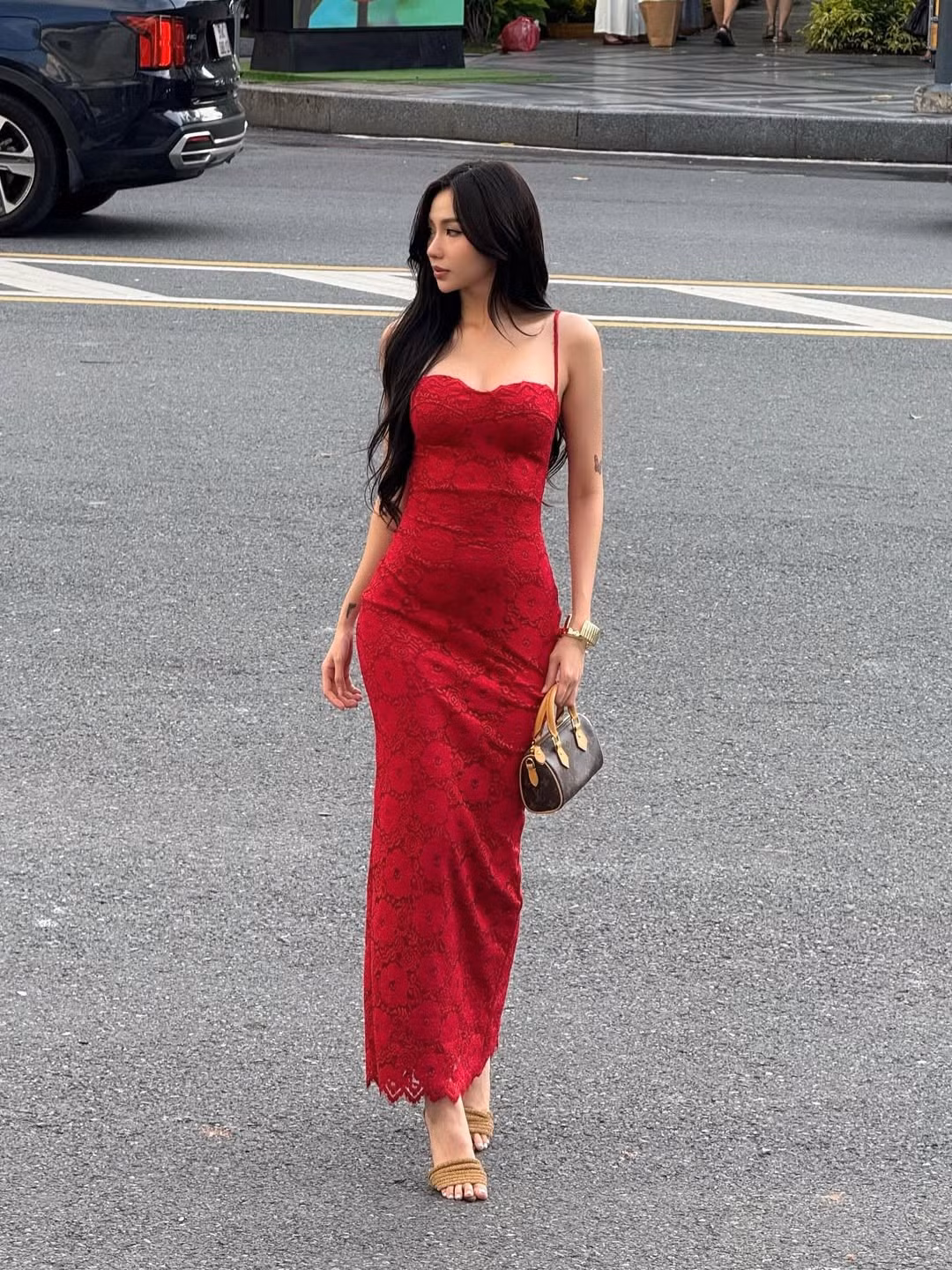 Chiếc đầm đỏ mà Quỳnh Như lựa chọn chính là "vũ khí" thời trang thể hiện sự tinh tế trong phong cách. (Ảnh: IGNV)