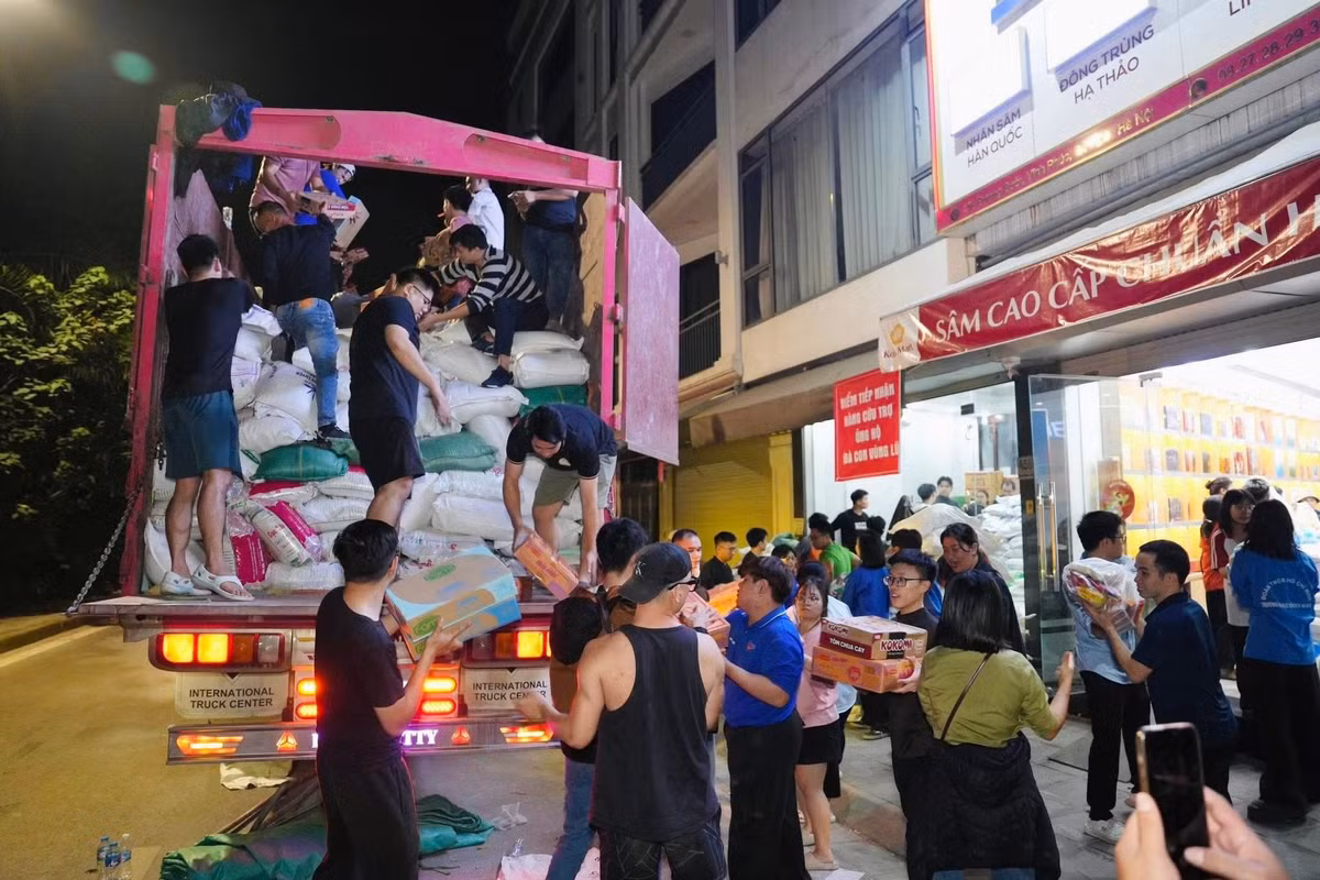 Ngô Thị Mỹ Hạnh (sinh năm 1999, quê Thái Nguyên) là cái tên đã trở nên quen thuộc với cộng đồng mạng và giới lái xe tải, được trìu mến gọi là "Bóng hồng container" hay "mỹ nữ lái xe tải". (Ảnh: FBNV)