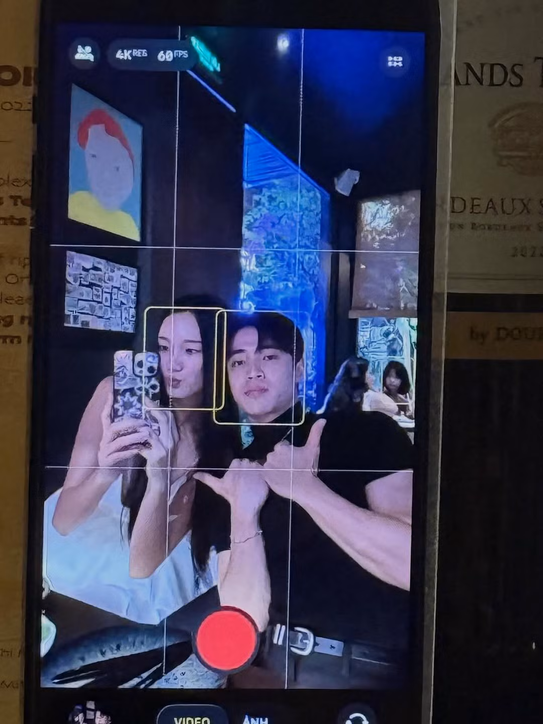 Loạt ảnh được Quỳnh Anh đăng tải cho thấy một buổi tối hẹn hò ấm áp, ngọt ngào. Cặp đôi đã có bữa tối lãng mạn dưới ánh nến. (Ảnh: IG @quynhanh.ng99)