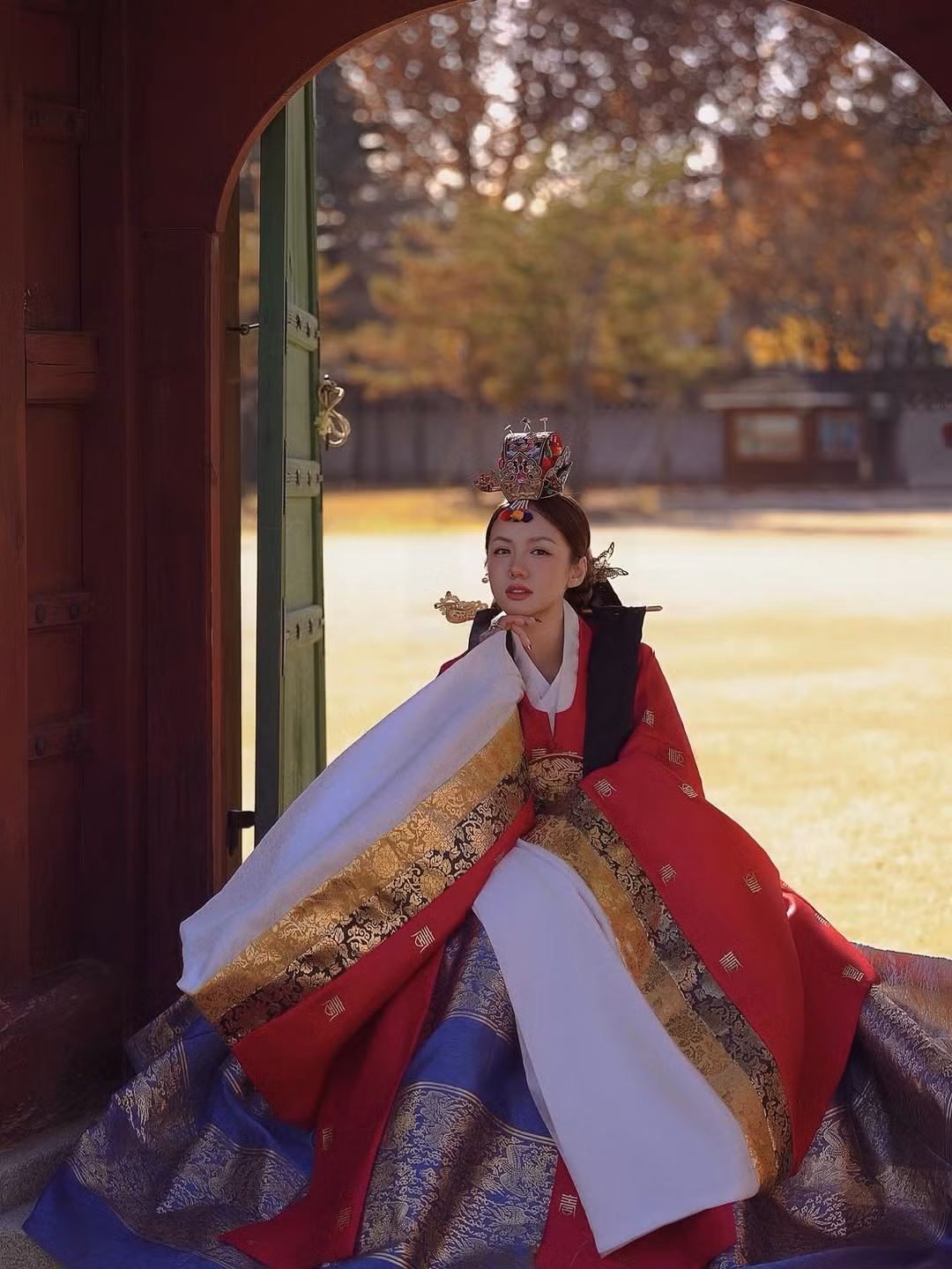 Trong ảnh cận, cô thể hiện vẻ đẹp trầm tư, nhẹ nhàng với đôi mắt biết nói. (Ảnh: IGNV)