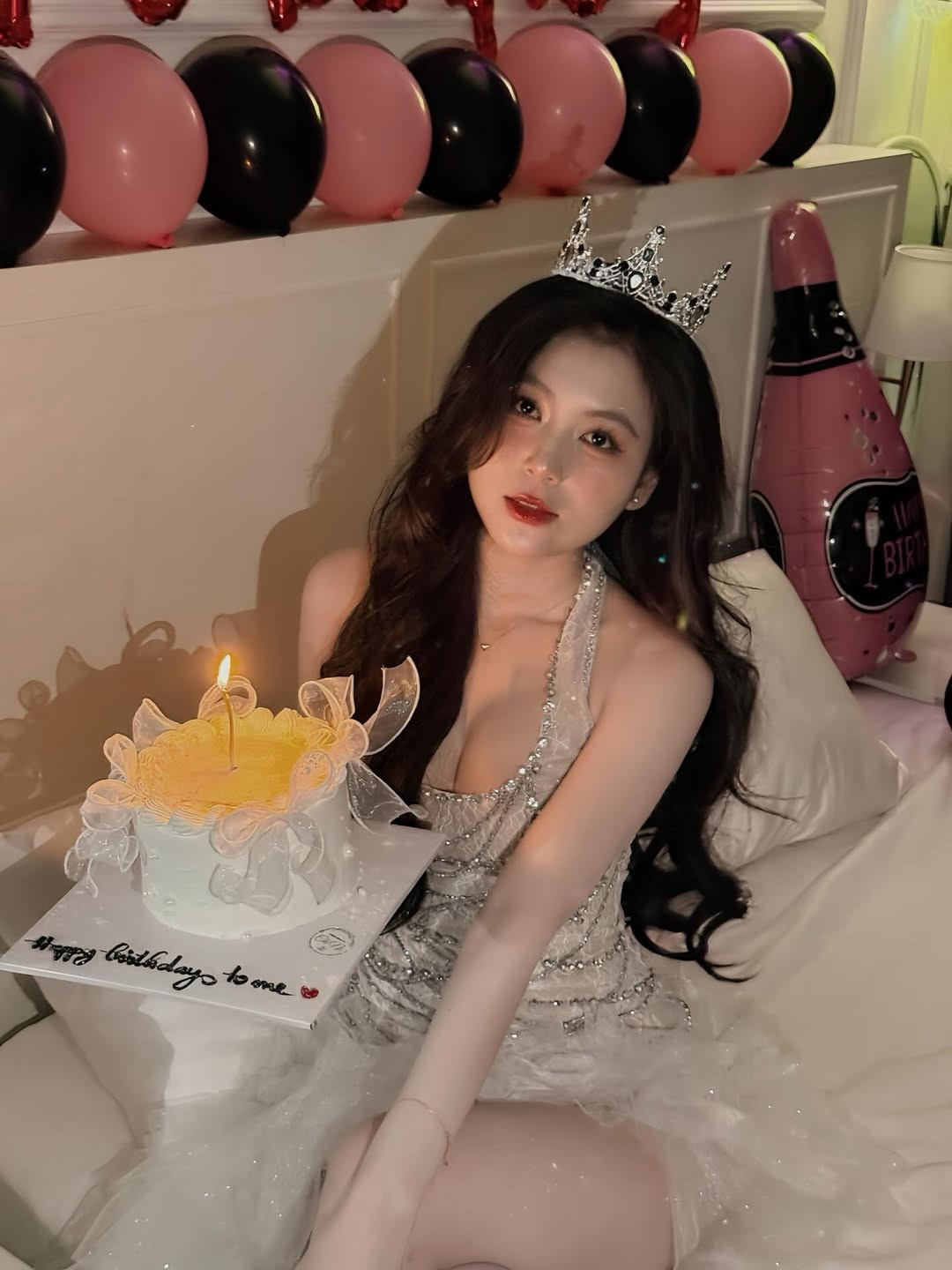 Dù hiện tại không theo đuổi nghiệp đứng lớp mà tập trung vào công việc người mẫu ảnh và KOL, Trân Trần vẫn duy trì được sức nóng nhờ việc chăm chút ngoại hình và gu thời trang đa dạng, từ năng động đến gợi cảm, quyến rũ. (Ảnh: IGNV)