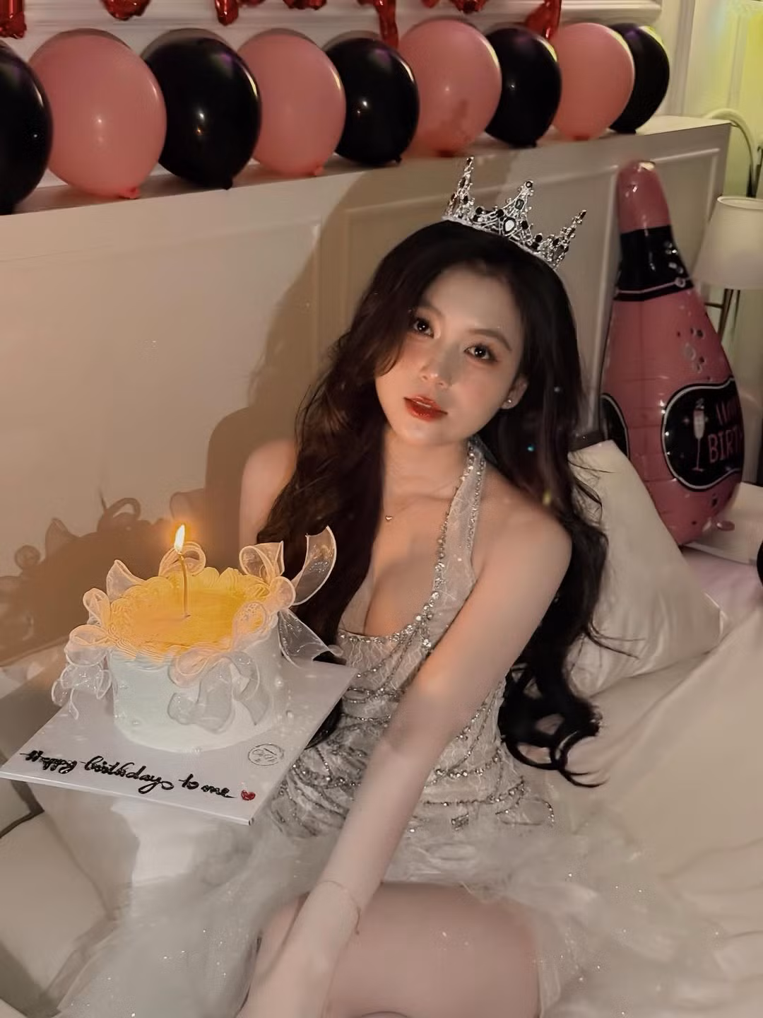 Dù hiện tại không theo đuổi nghiệp đứng lớp mà tập trung vào công việc người mẫu ảnh và KOL, Trân Trần vẫn duy trì được sức nóng nhờ việc chăm chút ngoại hình và gu thời trang đa dạng, từ năng động đến gợi cảm, quyến rũ. (Ảnh: IGNV)