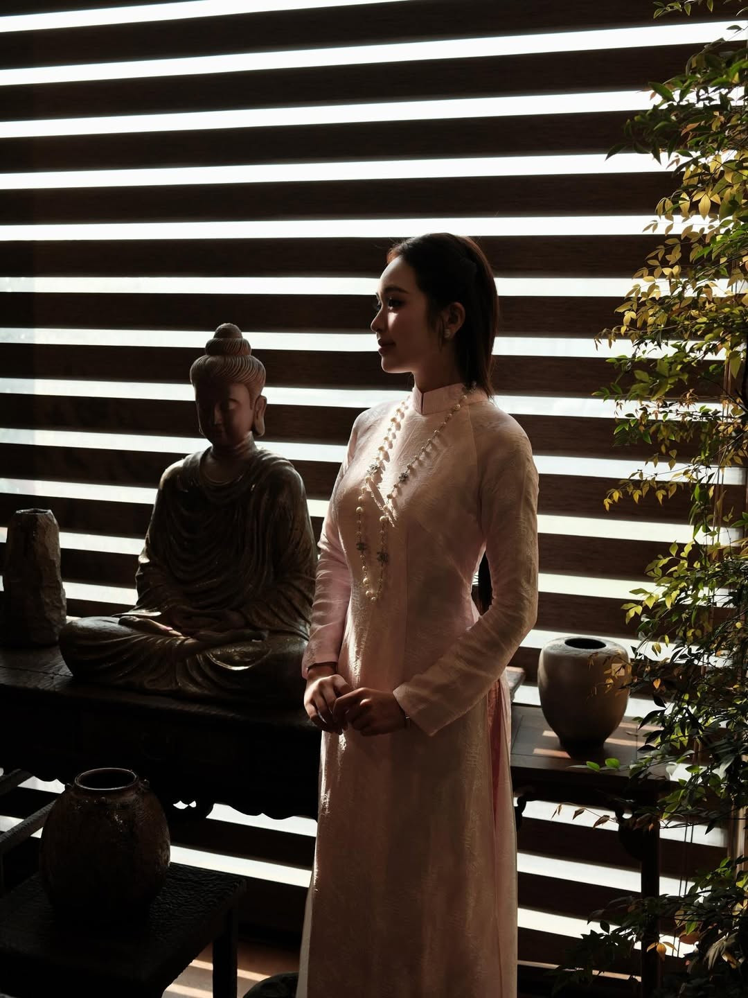 Khác với những bộ cánh cắt xẻ táo bạo hay phong cách thời trang hiện đại, Lê Phương Anh trong bộ ảnh mới chọn cho mình thiết kế áo dài lụa mang tông màu hồng pastel ngọt ngào. (Ảnh: IGNV)